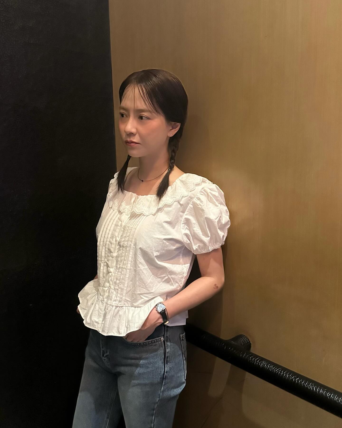 흰색 퍼프 반팔블라우스에 데님🤍
심플하고 러블리한 조합✨ 주말 데이트룩으로 @어때?👍🏻 이미지7