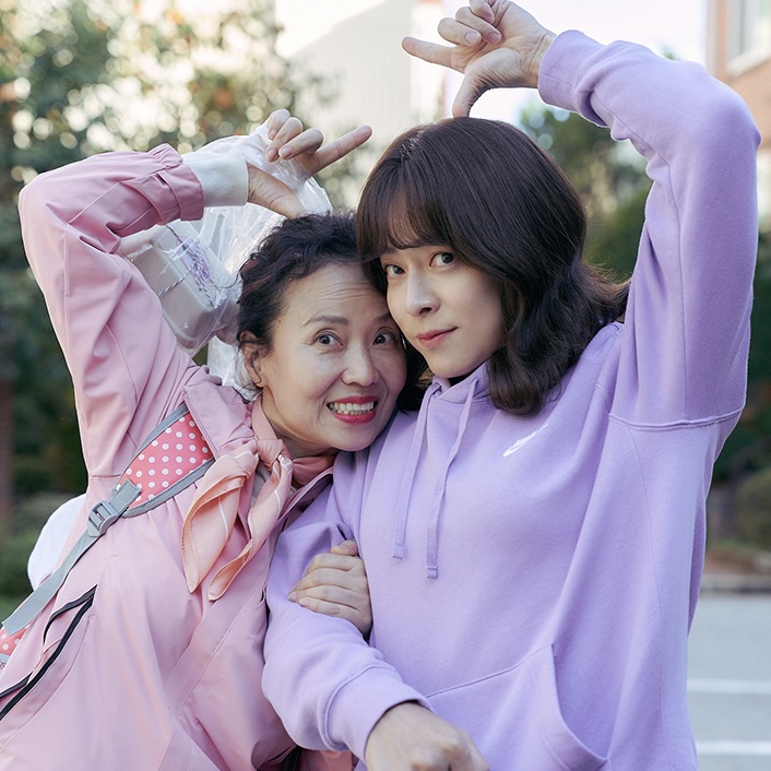 조정석 원맨쇼 영화 파일럿👩🏻‍✈️

영화 ‘파일럿’이 개봉 이틀 만에 약 65만 관객을 돌파하고, 이틀 연속 박스오피스 1위를 차지하며 관객 몰이를 시작했습니다. ‘파일럿’은 개봉 첫날, 37만 3548명의 관객을 동원하며 올여름 개봉작 중 최고 오프닝 스코어를 기록했는데요. 이는 2024년 천만 흥행작 ‘파묘’와 2023년 '밀수'를 뛰어넘은 기록으로 주말 영화 예매율에도 이목이 쏠리고 있습니다. 이미지10