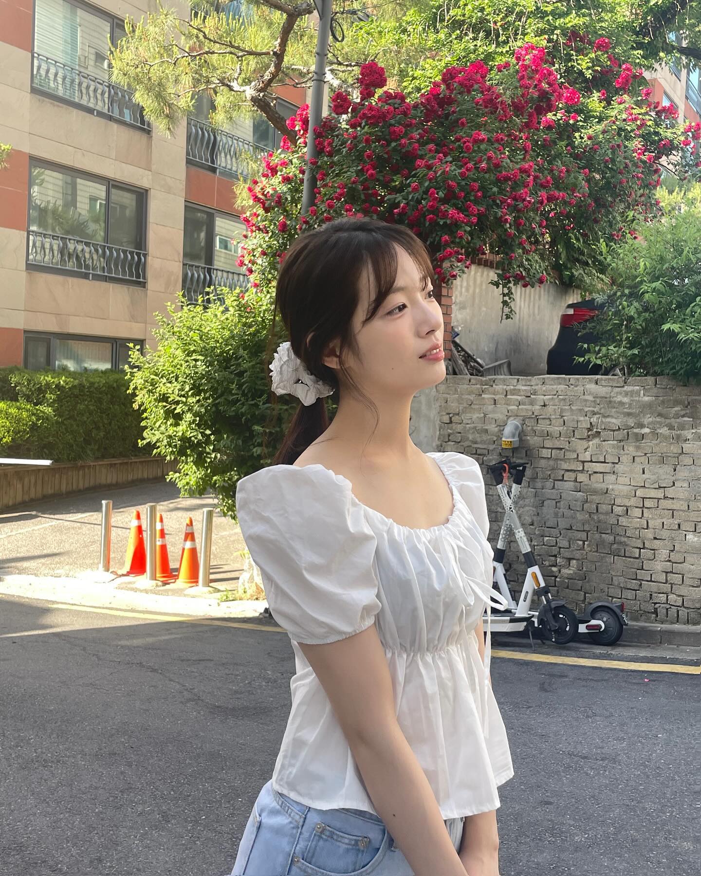 흰색 퍼프 반팔블라우스에 데님🤍
심플하고 러블리한 조합✨ 주말 데이트룩으로 @어때?👍🏻 이미지3