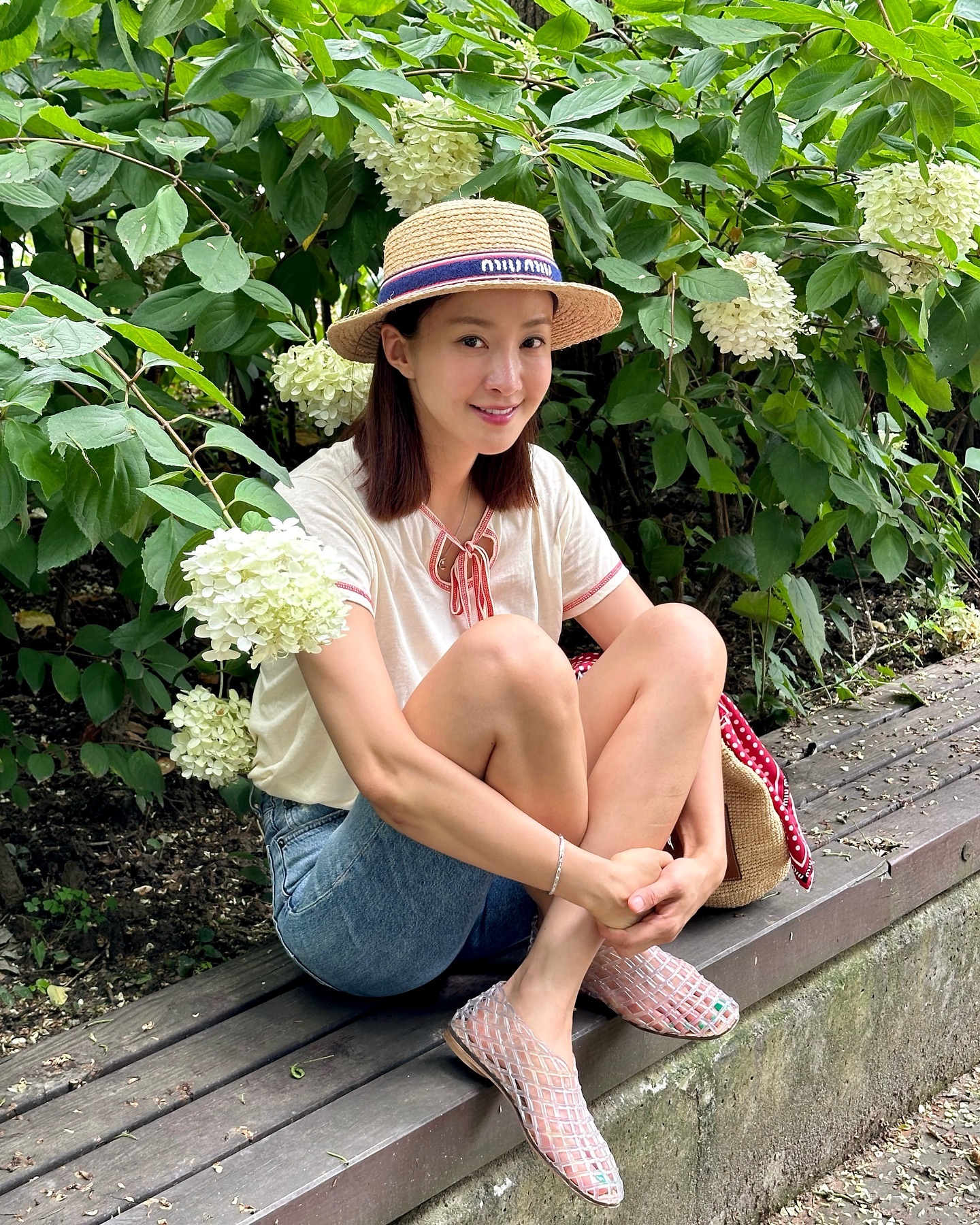 시영언니도 직구한 더로우 젤리슈즈🪼🫧 캐주얼한 룩에 찰떡! 매력적인 라운드쉐입까지✨ 이미지