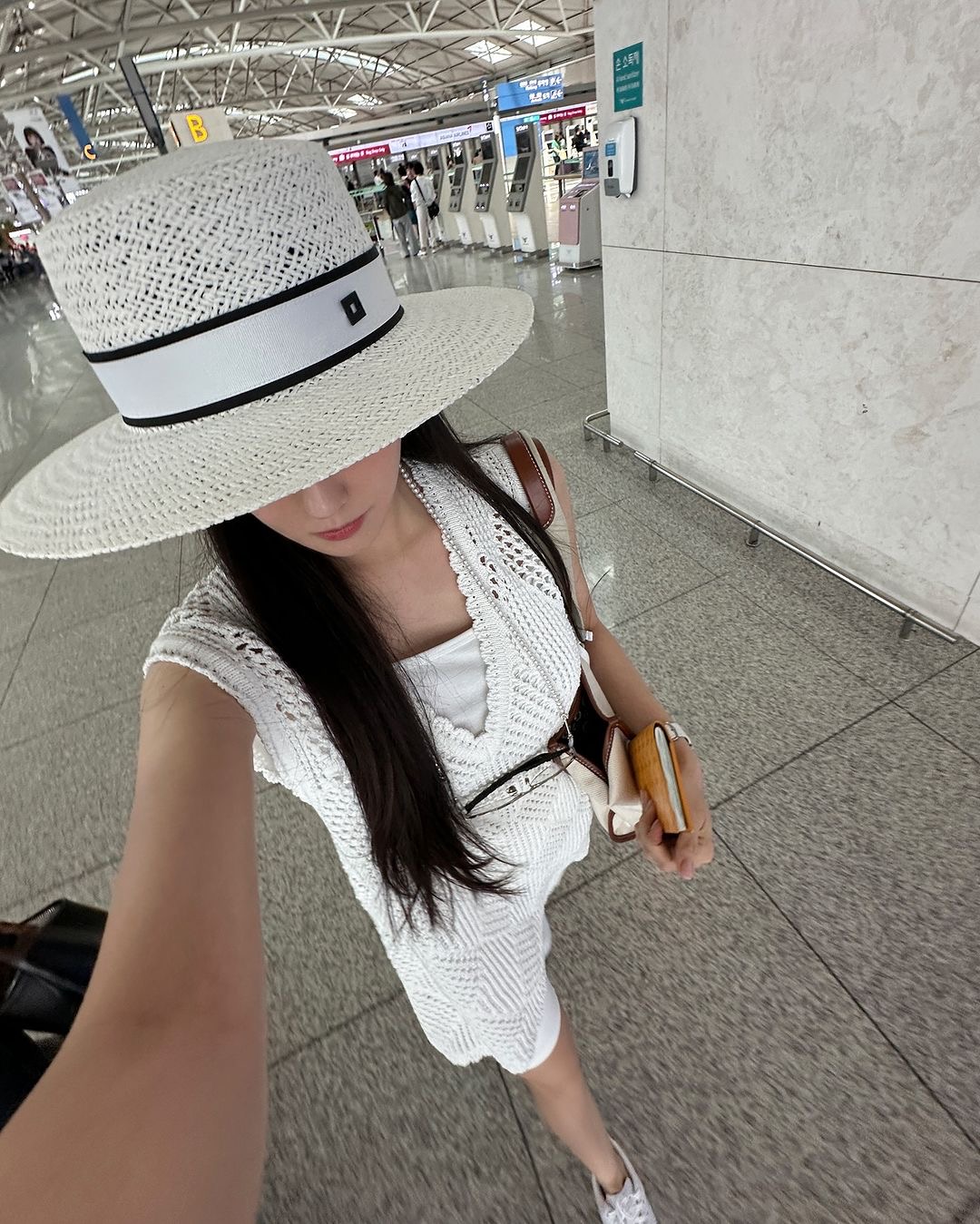 바캉스룩하면 미니원피스지👗⛱️
올여름 휴가 패션으로 추천하는 무드 별 미니 원피스 4가지😎

1. 크로셰 원피스
찐하게 바캉스 무드를 내고 싶은 휴가에는 크로셰 원피스를 챙겨 보세요. 비키니 위에 편하게 입을 수 있고, 휴양지 거리를 돌아다니기에도 안성맞춤인 크로셰 원피스!

2. 화이트 원피스
여자들의 여름 휴가 필수 아이템은 바로 화이트 원피스죠. 화창한 하늘 아래 경쾌한 무드를 즐길 수 있는 화이트 원피스로 바캉스 스타일링을 완성해보는 건 어떨까요?

3. 꽃무늬 원피스
로맨틱 무드가 필요하다면 꽃무늬 원피스를 추천합니다. 분위기 좋은 레스토랑을 가거나 예쁜 관광지에서 스타일링을 뽐내기 좋은 원피스죠.

4. 블랙 원피스
밤에도 즐길거리가 가득한 여행지라면 블랙 원피스만 한 아이템이 없습니다. 시크한 무드에 편하게 여행지를 돌아다닐 수 있는 블랙 원피스도 바캉스 룩으로 강력 추천해요. 이미지