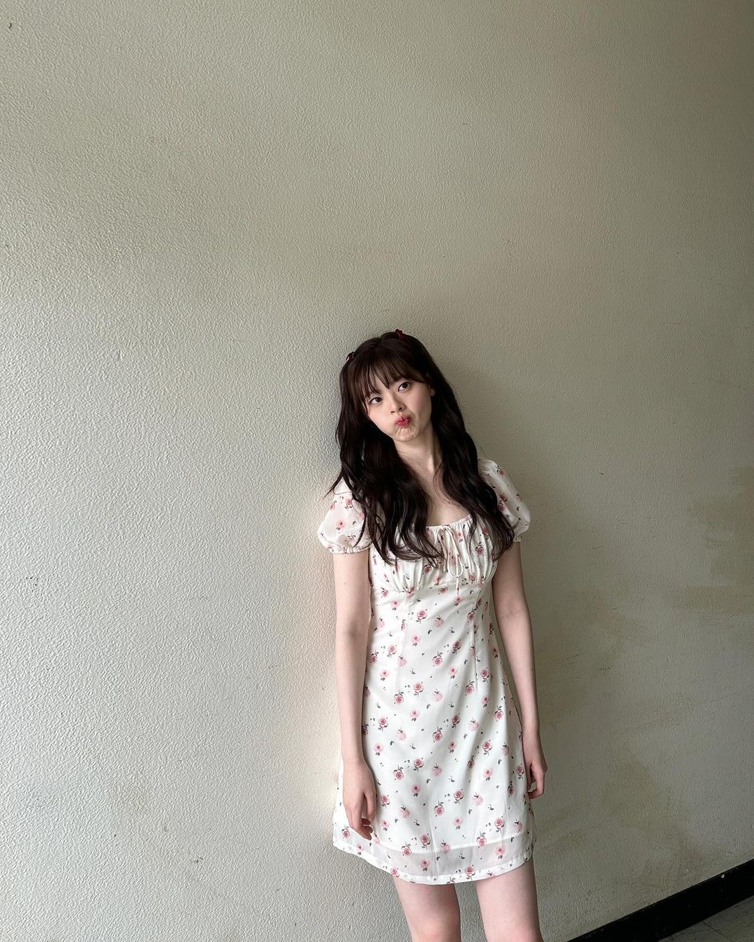 바캉스룩하면 미니원피스지👗⛱️
올여름 휴가 패션으로 추천하는 무드 별 미니 원피스 4가지😎

1. 크로셰 원피스
찐하게 바캉스 무드를 내고 싶은 휴가에는 크로셰 원피스를 챙겨 보세요. 비키니 위에 편하게 입을 수 있고, 휴양지 거리를 돌아다니기에도 안성맞춤인 크로셰 원피스!

2. 화이트 원피스
여자들의 여름 휴가 필수 아이템은 바로 화이트 원피스죠. 화창한 하늘 아래 경쾌한 무드를 즐길 수 있는 화이트 원피스로 바캉스 스타일링을 완성해보는 건 어떨까요?

3. 꽃무늬 원피스
로맨틱 무드가 필요하다면 꽃무늬 원피스를 추천합니다. 분위기 좋은 레스토랑을 가거나 예쁜 관광지에서 스타일링을 뽐내기 좋은 원피스죠.

4. 블랙 원피스
밤에도 즐길거리가 가득한 여행지라면 블랙 원피스만 한 아이템이 없습니다. 시크한 무드에 편하게 여행지를 돌아다닐 수 있는 블랙 원피스도 바캉스 룩으로 강력 추천해요. 이미지