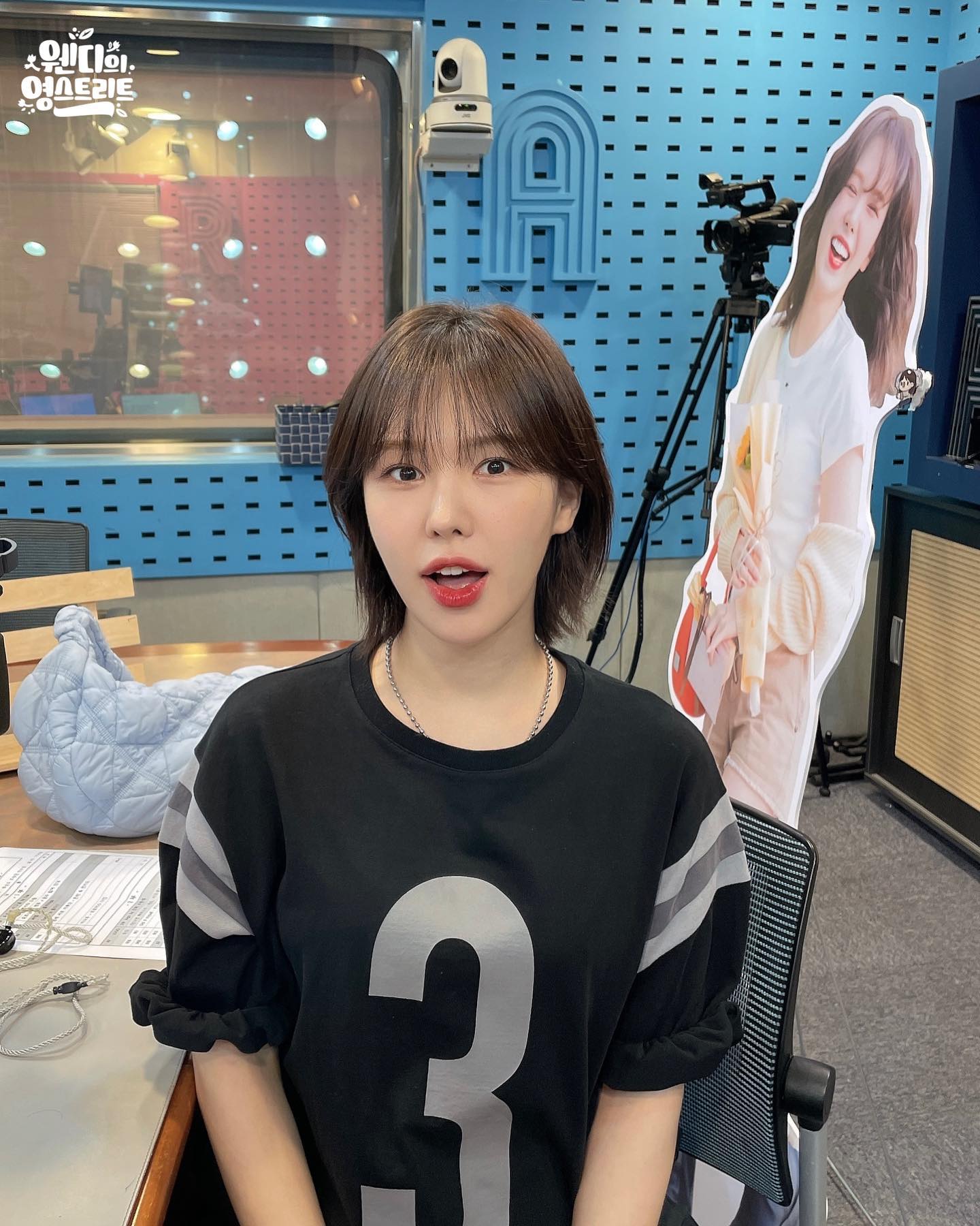 영스트리트 완디야 다시 돌아와🤍

웬디가 SBS 파워FM ‘영스트리트’ DJ로 복귀를 위해 조율 중입니다. 웬디는 지난 2021년 7월부터 2023년 7월까지 2년간 ‘영스트리트’ DJ로 '완디'라는 애칭을 통해 많은 사랑을 받았는데요. 바쁜 스케줄로 하차 후 권은비가 약 1년간 진행해왔지만 스케줄상 하차하게 되며 다시 웬디의 복귀에 기대가 커지고 있습니다. 이미지