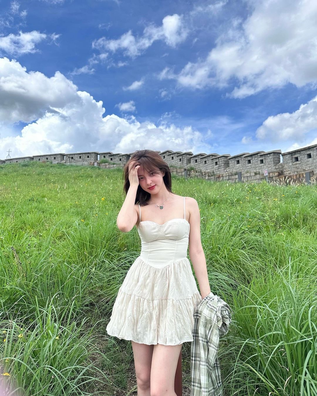 바캉스룩하면 미니원피스지👗⛱️
올여름 휴가 패션으로 추천하는 무드 별 미니 원피스 4가지😎

1. 크로셰 원피스
찐하게 바캉스 무드를 내고 싶은 휴가에는 크로셰 원피스를 챙겨 보세요. 비키니 위에 편하게 입을 수 있고, 휴양지 거리를 돌아다니기에도 안성맞춤인 크로셰 원피스!

2. 화이트 원피스
여자들의 여름 휴가 필수 아이템은 바로 화이트 원피스죠. 화창한 하늘 아래 경쾌한 무드를 즐길 수 있는 화이트 원피스로 바캉스 스타일링을 완성해보는 건 어떨까요?

3. 꽃무늬 원피스
로맨틱 무드가 필요하다면 꽃무늬 원피스를 추천합니다. 분위기 좋은 레스토랑을 가거나 예쁜 관광지에서 스타일링을 뽐내기 좋은 원피스죠.

4. 블랙 원피스
밤에도 즐길거리가 가득한 여행지라면 블랙 원피스만 한 아이템이 없습니다. 시크한 무드에 편하게 여행지를 돌아다닐 수 있는 블랙 원피스도 바캉스 룩으로 강력 추천해요. 이미지