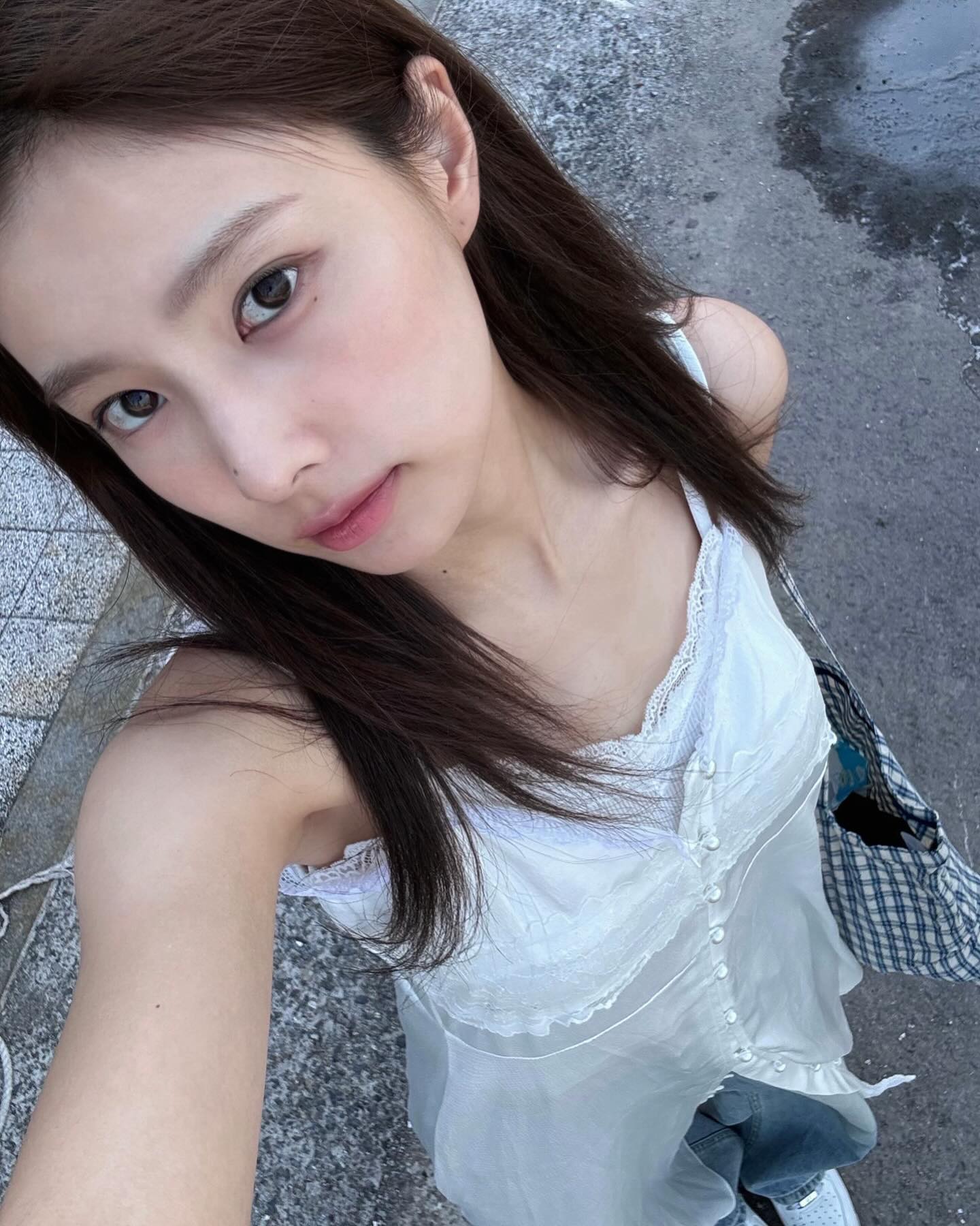 심플한 맛🤍👗화이트원피스
꾸안꾸 느낌으로 데이트룩으로도 강추👍🏻 이미지