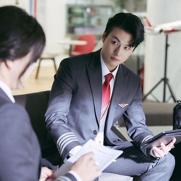 조정석 원맨쇼 영화 파일럿👩🏻‍✈️

영화 ‘파일럿’이 개봉 이틀 만에 약 65만 관객을 돌파하고, 이틀 연속 박스오피스 1위를 차지하며 관객 몰이를 시작했습니다. ‘파일럿’은 개봉 첫날, 37만 3548명의 관객을 동원하며 올여름 개봉작 중 최고 오프닝 스코어를 기록했는데요. 이는 2024년 천만 흥행작 ‘파묘’와 2023년 '밀수'를 뛰어넘은 기록으로 주말 영화 예매율에도 이목이 쏠리고 있습니다. 이미지9