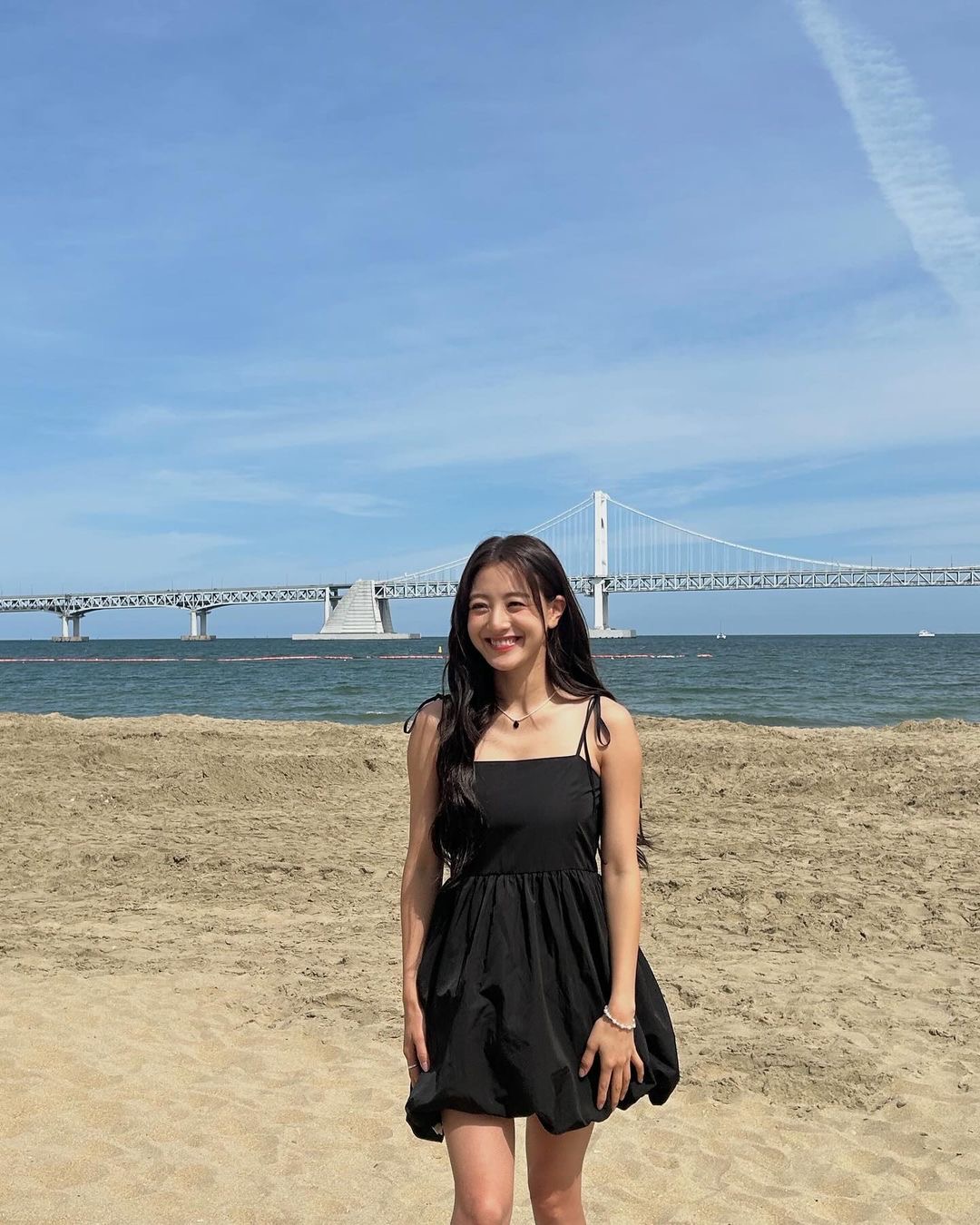 바캉스룩하면 미니원피스지👗⛱️
올여름 휴가 패션으로 추천하는 무드 별 미니 원피스 4가지😎
1. 크로셰 원피스
찐하게 바캉스 무드를 내고 싶은 휴가에는 크로셰 원피스를 챙겨 보세요. 비키니 위에 편하게 입을 수 있고, 휴양지 거리를 돌아다니기에도 안성맞춤인 크로셰 원피스!
2. 화이트 원피스
여자들의 여름 휴가 필수 아이템은 바로 화이트 원피스죠. 화창한 하늘 아래 경쾌한 무드를 즐길 수 있는 화이트 원피스로 바캉스 스타일링을 완성해보는 건 어떨까요?
3. 꽃무늬 원피스
로맨틱 무드가 필요하다면 꽃무늬 원피스를 추천합니다. 분위기 좋은 레스토랑을 가거나 예쁜 관광지에서 스타일링을 뽐내기 좋은 원피스죠.
4. 블랙 원피스
밤에도 즐길거리가 가득한 여행지라면 블랙 원피스만 한 아이템이 없습니다. 시크한 무드에 편하게 여행지를 돌아다닐 수 있는 블랙 원피스도 바캉스 룩으로 강력 추천해요. 이미지8