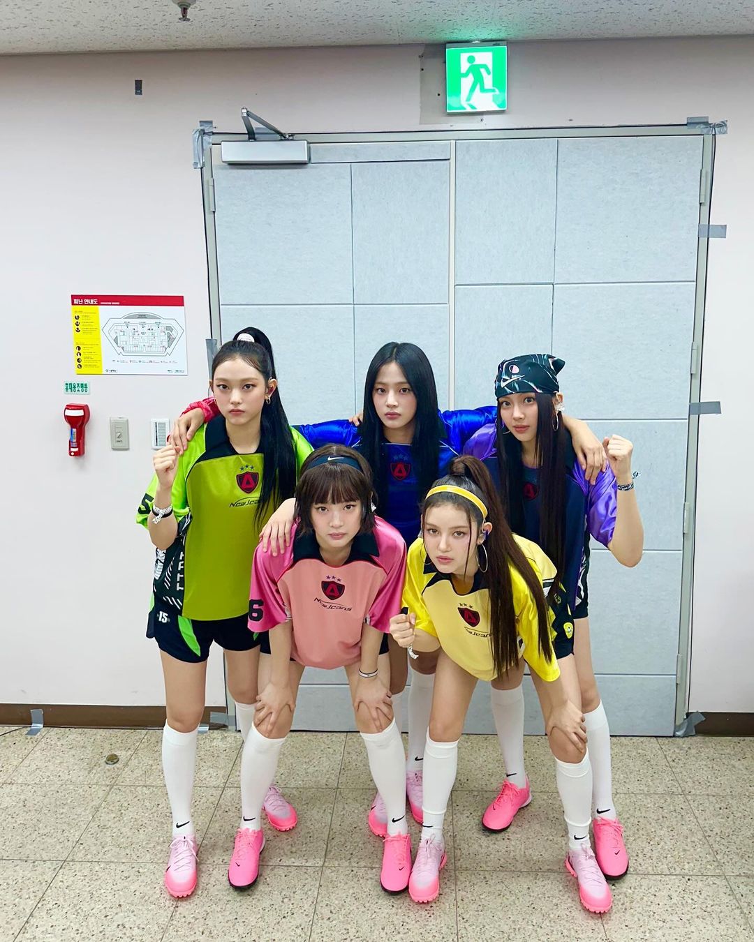 뉴진스의 유니폼은 앰부쉬⚽️ 이미지