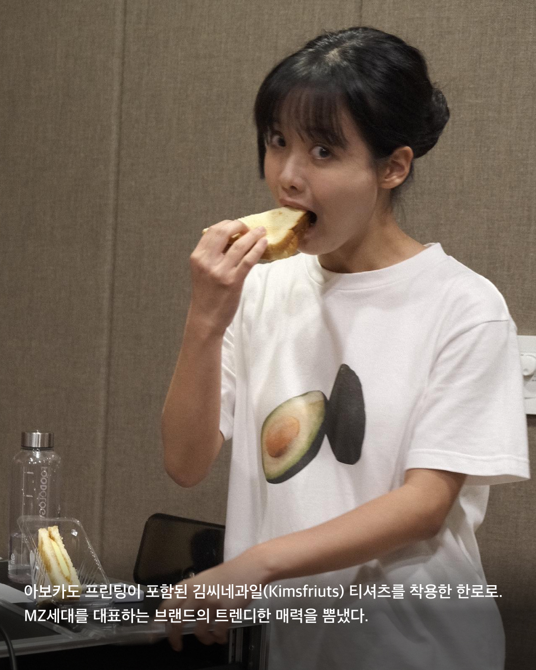 한로로가 말아주는 여름 아이템💚💙

2022년 데뷔 이후 2023년 한국대중음악상 '올해의 신인'과 '최우수 모던록 노래'에 노미네이트된 핫한 싱어송라이터, 한로로를 아시나요? 서정적인 가사와 호소력 짙은 목소리를 자랑하는 한로로에게 또 하나 이슈가 되는 것은 바로 키치하면서도 포인트를 잘 살린 코디입니다. 더운 날씨를 버티는 한로로의 여름철 코디를 모았습니다. 슬라이드로 확인해 보세요!✅

검정색 바지에 밝은 체크 셔츠를 조합한 코디를 선보인 한로로. 포인트 목걸이와 체크 셔츠는 모두 비비안 웨스트우드(Vivenne Westwood) 제품이다.

여름의 한로로는 프린팅 티셔츠를 즐겨 입는다. 사진 속 제품은 일본 브랜드 히스테릭 글래머(Hysteric Glamour)의 ‘파이어 베어 오버사이즈 티셔츠'로 가격은 14,300엔.

키치하고 귀여운 키르시(Kirsh)의 티셔츠를 착용한 한로로. 팔뚝까지 가리는 오버사이즈 반팔티로 꾸안꾸 데일리룩을 뽐냈다.

화이트 민소매 블라우스와 베이지 롱스커트를 매치했다. 풀과 나무로 가득한 배경과 어울리는 밝은 코디가 포인트.

게스(Guess) 민소매 탑으로 타이트하게 바디를 잡아주는 실루엣을 연출했다. 크롭한 기장감으로 트렌디한 스타일링을 선보였다.

아보카도 프린팅이 포함된 김씨네과일(Kimsfriuts) 티셔츠를 착용한 한로로. MZ세대를 대표하는 브랜드의 트렌디한 매력을 뽐냈다.

칼라와 소매 부분에 블랙 라이닝 디테일이 들어간 세일러 원피스를 착용한 한로로. 맥시한 기장이지만 밝은 색상과 다운넥 카라로 시원한 무드를 연출했다. 해당 원피스는 오버듀플레어(Overdue Flair)의 제품. 이미지7