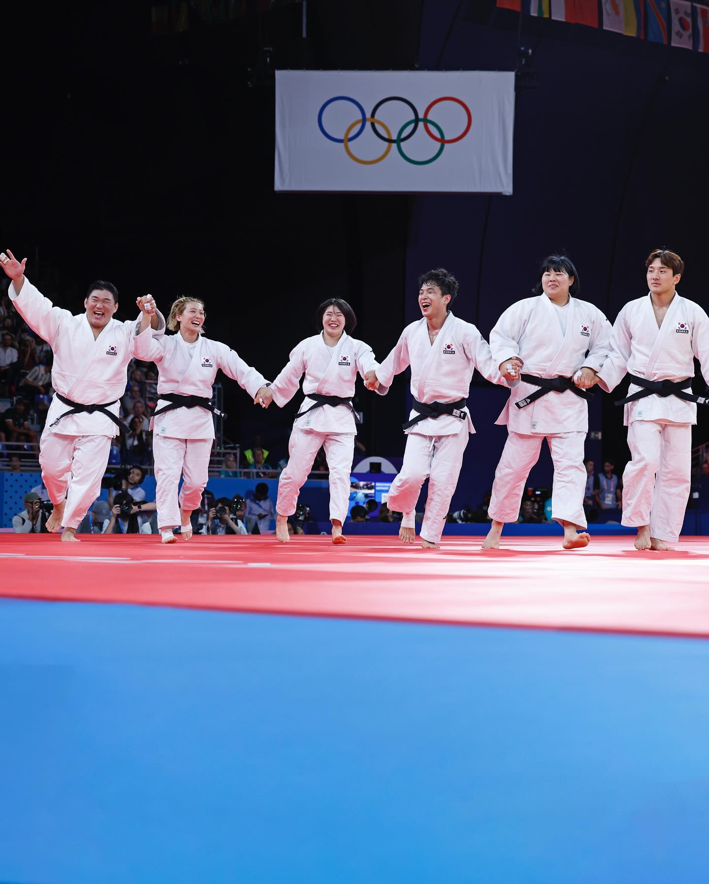 유도 3인방 김민종, 허미미, 안바울 '유퀴즈' 출격🥋🏅

2024 파리올림픽 유도 메달리스트 김민종, 허미미, 안바울 선수가 8월 중 tvN 예능 ‘유 퀴즈 온 더 블록’에 출연한다는 소식입니다. 이들은 치열했던 올림픽 준비 과정과 경기 비하인드 스토리를 전할 계획으로, 특히 ‘마장동 고기집 아들’로 알려진 김민종과 독립운동가 허석 선생의 5대손으로 알려진 허미미의 개인적인 이야기도 전할 것이라고 해 시청자의 기대감을 높이고 있습니다. 앞서 김민종과 허미미, 안바울 선수는 이번 2024 파리올림픽 유도 혼성 단체전에서 사상 첫 동메달을 획득해 전 국민을 열광케했습니다. 이미지