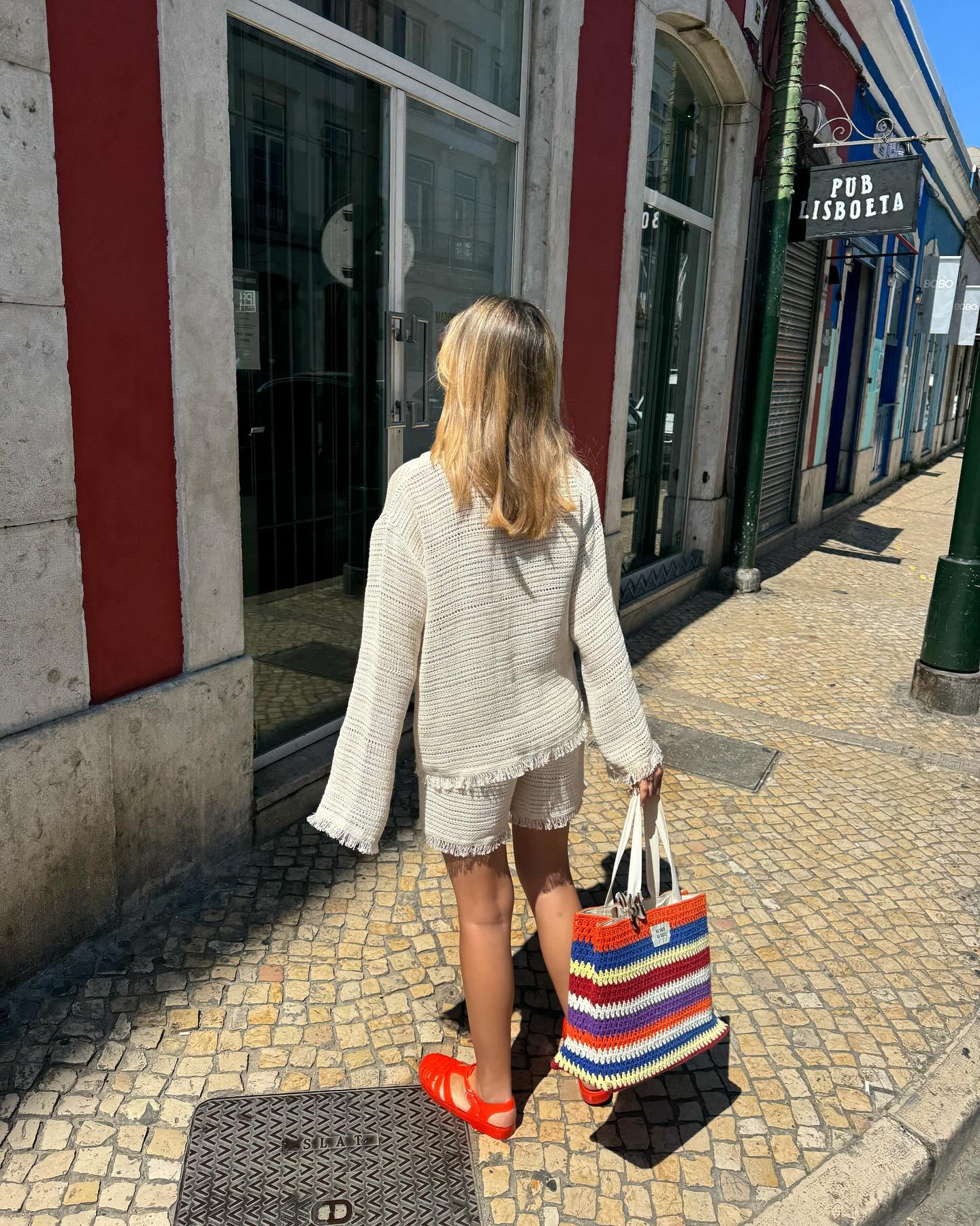 여름 휴가 코디를 트렌디하게✈️
올여름 여행에 꼭 가져가야 할 트렌드 아이템 5가지⛱️@챙겨요

1. 레몬 컬러 롱 원피스
지금 가장 핫한 트렌드 아이템은 바로 레몬 컬러 롱 원피스라 해도 과언이 아닙니다. 해외 인플루언서들의 올여름 휴가에 꼭 챙겨가는 아이템이기도 한데요. 은은한 감성이 돋보이는 레몬 컬러에 무드 있는 롱 원피스로 휴가 룩을 완성해 보세요.

2. 라탄 백
여름 휴가 철마다 여자들의 장바구니 속 한구석을 자리 잡는 라탄 백. 올해에는 휴가 아이템으로 챙겨보는 건 어떨까요? 브랜드의 로고나 애너그램이 돋보이는 라탄 백으로 바캉스 룩에 포인트를 더해 보세요.

3. 수트 베스트
바캉스 중 격식을 차려야 하는 저녁 식사나 시크한 무드를 연출하고 싶을 땐 수트 베스트를 선택해 보세요. 수트 베스트와 셋업인 슬랙스를 매치해도 좋고요. 새틴 롱 스커트와 함께에 무드 있는 바캉스룩을 즐기는 것도 좋은 방법이죠.

4. 젤리 슈즈
이제는 더이상 촌스러워 보이지 않는, 오히려 가장 트렌디한 아이템, 젤리 슈즈도 캐리어에 담아 볼까요? 물에 젖어도 편하게 돌아다닐 수 있고, 컬러에 따라 코디 포인트로 다양하게 즐길 수 있는 젤리 슈즈도 휴가 아이템으로 추천합니다.

5. 린넨 셔츠
매년 클래식한 여름 휴가 아이템인 린넨 셔츠. 더위를 한층 식혀줄 린넨 소재로 시원한 바캉스 룩을 연출할 수 있죠. 물놀이 후 가볍게 수영복 위에 걸치거나 라탄 백과 함께 매치하여 휴가 무드를 물씬 풍길 수 있는 라탄 백도 꼭 챙겨야 할 휴가 아이템입니다. 이미지8