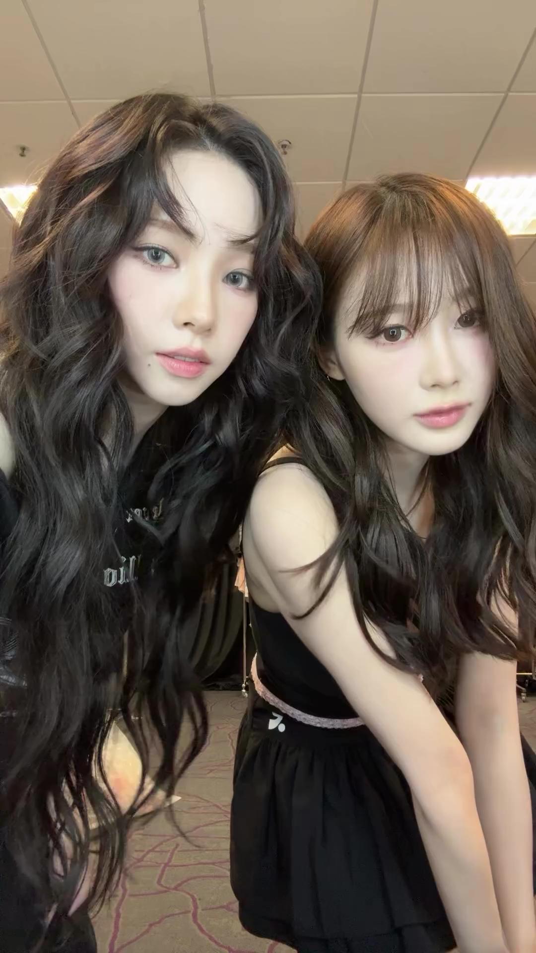 카리나&지젤의 블랙 코디법🦋🖤
같은 블랙 다른 룩🏴락시크 룩의 카리나와 러블리 무드의 지젤 이미지