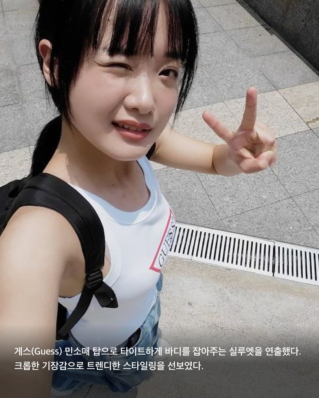 한로로가 말아주는 여름 아이템💚💙

2022년 데뷔 이후 2023년 한국대중음악상 '올해의 신인'과 '최우수 모던록 노래'에 노미네이트된 핫한 싱어송라이터, 한로로를 아시나요? 서정적인 가사와 호소력 짙은 목소리를 자랑하는 한로로에게 또 하나 이슈가 되는 것은 바로 키치하면서도 포인트를 잘 살린 코디입니다. 더운 날씨를 버티는 한로로의 여름철 코디를 모았습니다. 슬라이드로 확인해 보세요!✅

검정색 바지에 밝은 체크 셔츠를 조합한 코디를 선보인 한로로. 포인트 목걸이와 체크 셔츠는 모두 비비안 웨스트우드(Vivenne Westwood) 제품이다.

여름의 한로로는 프린팅 티셔츠를 즐겨 입는다. 사진 속 제품은 일본 브랜드 히스테릭 글래머(Hysteric Glamour)의 ‘파이어 베어 오버사이즈 티셔츠'로 가격은 14,300엔.

키치하고 귀여운 키르시(Kirsh)의 티셔츠를 착용한 한로로. 팔뚝까지 가리는 오버사이즈 반팔티로 꾸안꾸 데일리룩을 뽐냈다.

화이트 민소매 블라우스와 베이지 롱스커트를 매치했다. 풀과 나무로 가득한 배경과 어울리는 밝은 코디가 포인트.

게스(Guess) 민소매 탑으로 타이트하게 바디를 잡아주는 실루엣을 연출했다. 크롭한 기장감으로 트렌디한 스타일링을 선보였다.

아보카도 프린팅이 포함된 김씨네과일(Kimsfriuts) 티셔츠를 착용한 한로로. MZ세대를 대표하는 브랜드의 트렌디한 매력을 뽐냈다.

칼라와 소매 부분에 블랙 라이닝 디테일이 들어간 세일러 원피스를 착용한 한로로. 맥시한 기장이지만 밝은 색상과 다운넥 카라로 시원한 무드를 연출했다. 해당 원피스는 오버듀플레어(Overdue Flair)의 제품. 이미지6