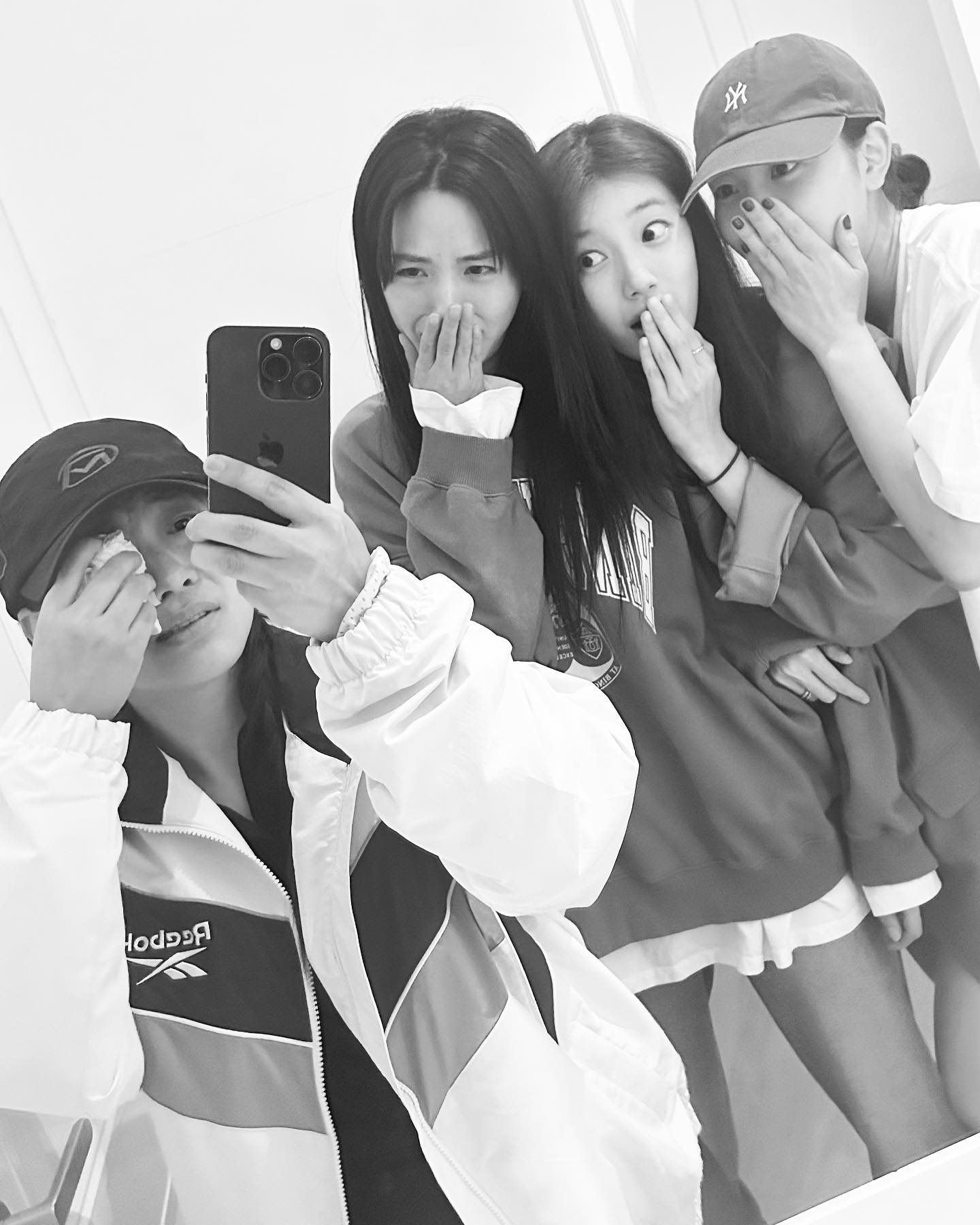 보는 사람도 훈훈해지는 이 조합❤️
나나x수지x장희령x조현아 이 우정 포레버🖤 이미지7