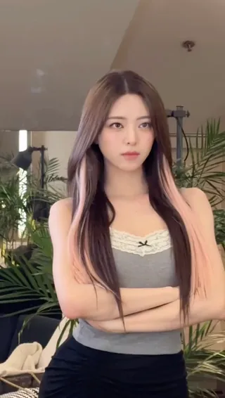 유나의 콘서트 전 외모 췤✨
체크 안하셔도 될듯....🖤 이미지