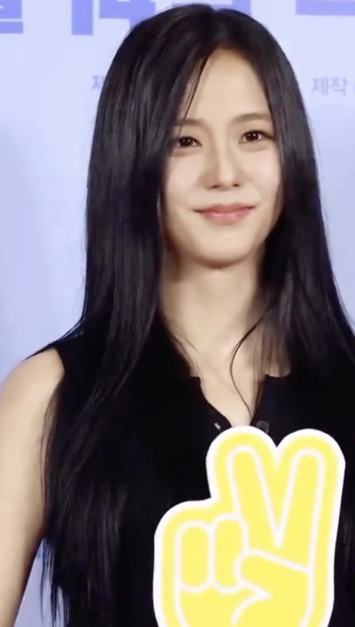 지수🖤빅토리 VIP시사회 참석
블랙 민소매+청바지 코디로 심플하고 청순하게✨ 이미지