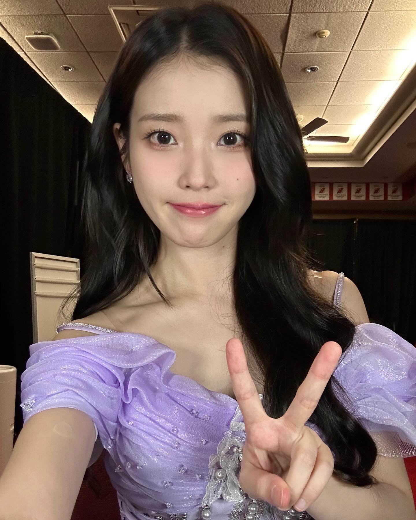 올가을, 아이유 앙코르콘 개최💜

아이유가 오는 9월 앙코르 콘서트를 개최합니다. 소속사 EDAM 엔터테인먼트는 [2024 IU HEREH WORLD TOUR CONCERT ENCORE-The Winning]의 티저포스터를 게재하며 기대감을 한껏 끌어올렸는데요. 오는 9월 21일과 22일 양일간 서울 월드컵 경기장에서 개최되며 티켓 예매는 팬클럽 선예매 8월 12일 20시, 일반 예매는 14일 20시에 각각 진행될 예정입니다. 이미지