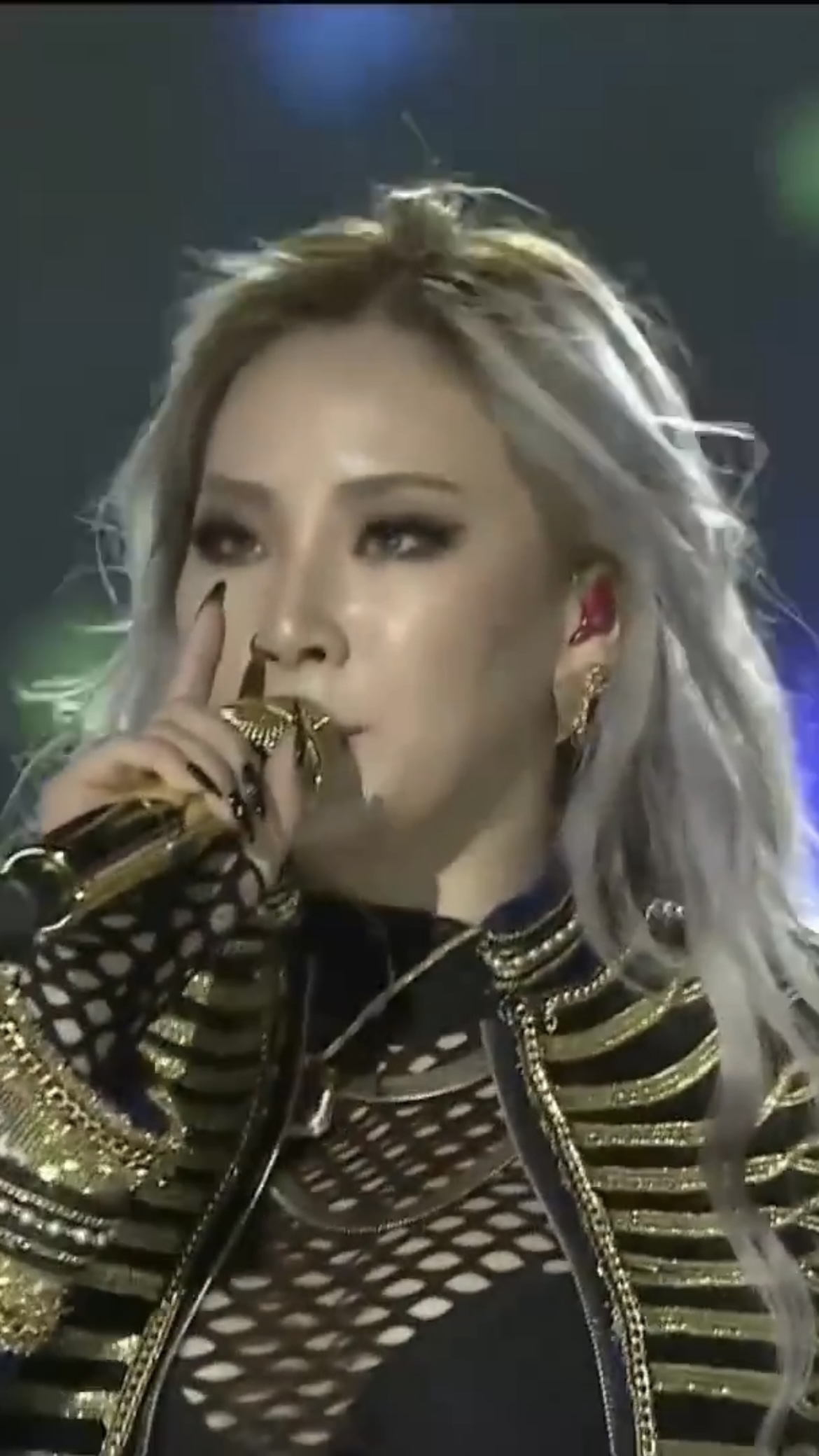 어제 티켓팅 광탈한 사람 모여라😭

어제(5일) 진행된 2NE1의 15주년 콘서트 티켓팅이 동시 접속 인원만 무려 40만 명 이상이 몰리며 순식간에 전석 매진됐습니다. 2NE1 멤버들은 SNS를 통해 티켓팅에 도전했지만 광탈 후 컴퓨터를 탓하는 모습을 공유해 많은 팬들의 공감을 불러일으켰는데요. 더 큰 공연장과 추가 회차 오픈을 염원하는 목소리가 컸던 터라 티켓팅 경쟁이 더욱 치열했던 것으로 보입니다. 이미지
