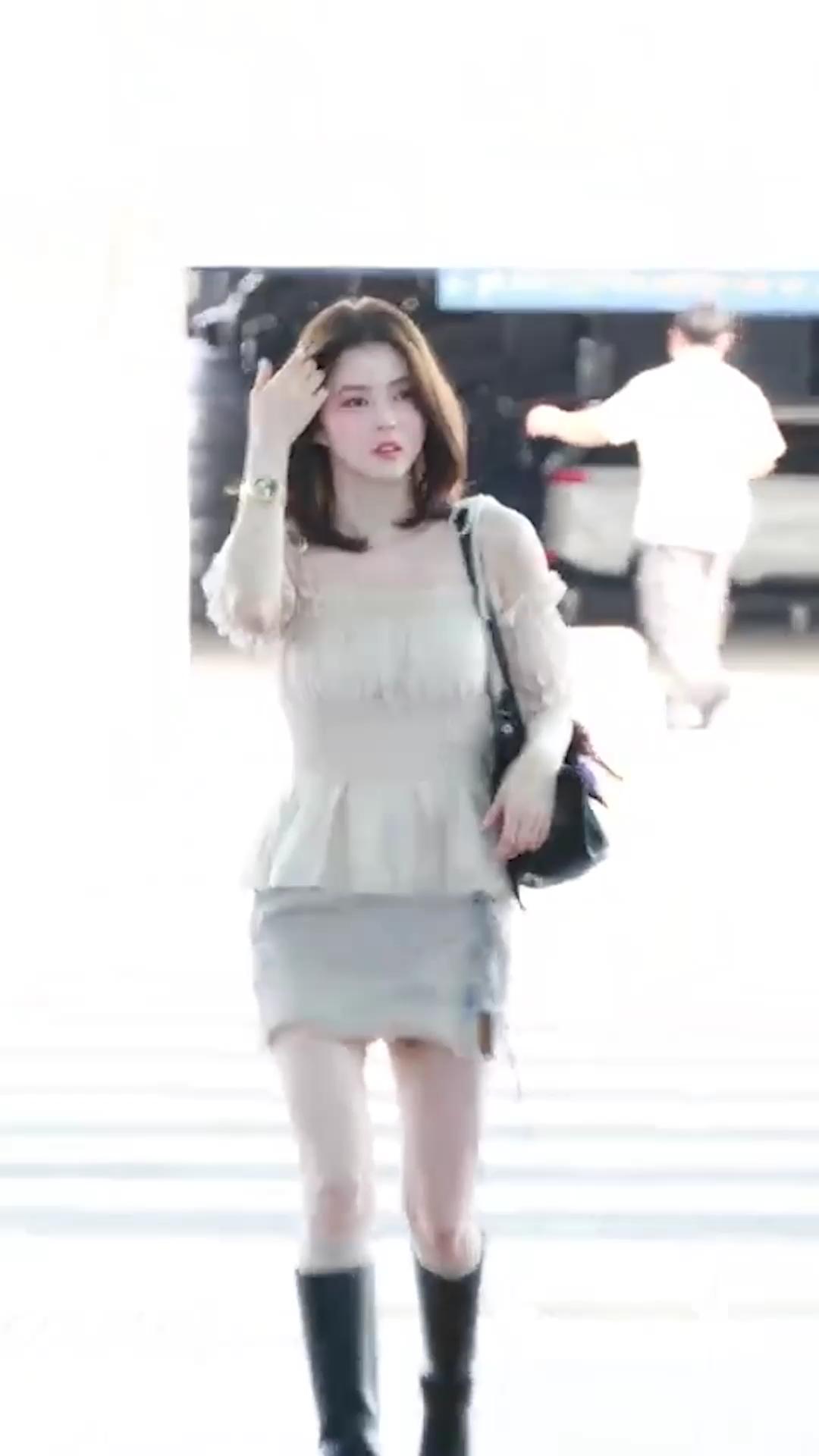 단발 소희언니 공패 레전드..🔥
오프숄더 블라우스에 미니스커트로 러블리룩🤍 @예쁘다😍 이미지