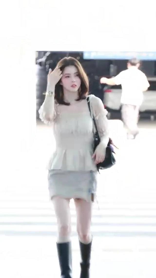 단발 소희언니 공패 레전드..🔥 오프숄더 블라우스에 미니스커트로 러블리룩🤍 @예쁘다😍 이미지