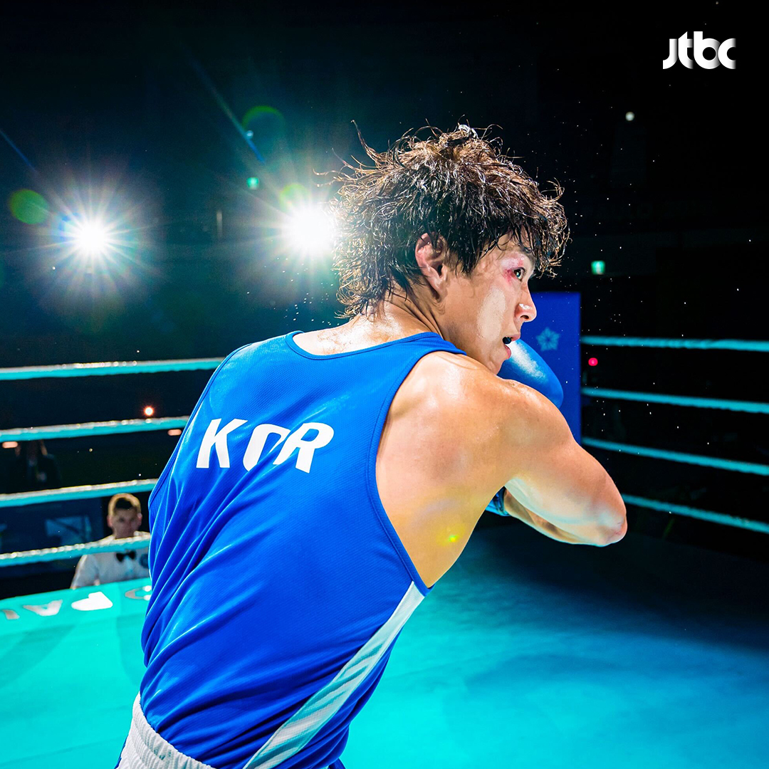 진짜 같은 복싱 국대 박보검🥊

올 하반기 방송 예정인 JTBC 새 드라마 ’굿보이’ 박보검의 첫 스틸컷이 공개됐습니다. ‘굿보이’는 특채로 경찰이 된 메달리스트들이 메달 대신 경찰 신분증을 목에 걸고 비양심과 반칙이 판치는 세상에 맞서 싸우는 코믹 액션 수사극인데요. 박보검은 복싱 금메달리스트이자 강력 특수팀 순경 윤동주 역을 맡아 김소현과 오정세, 이상이, 허성태, 태원석과 호흡을 맞춥니다. 이미지2