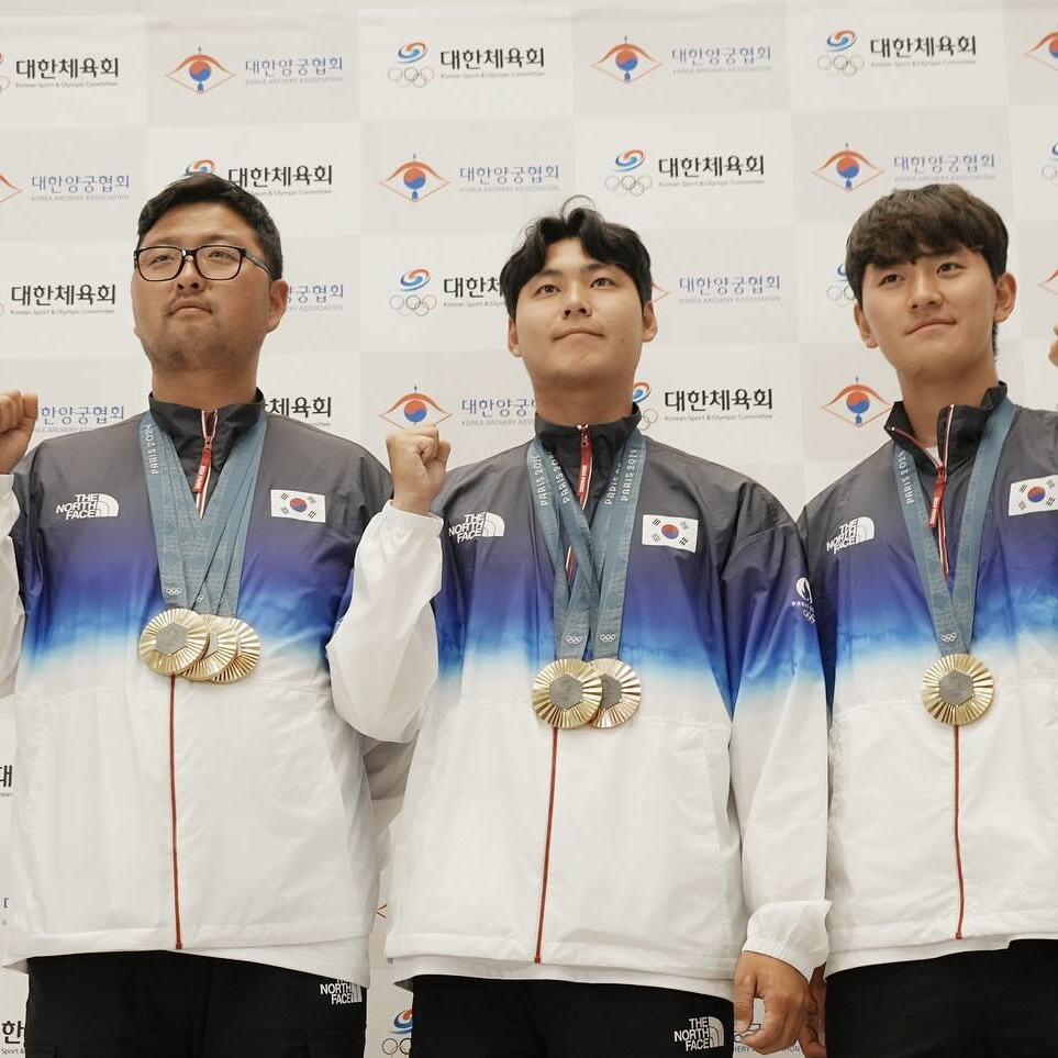 양궁 대표팀 금의환향🏅💙

파리올림픽에 참가했던 대한민국 양궁 대표팀이 오늘(6일) 오전 귀국했습니다. 대한민국 양궁은 이번 파리올림픽에서 총 5개의 금메달과 1개의 은메달, 1개의 동메달을 거두며 올림픽 혼성 단체전 도입 후 5종목의 첫 전 종목 석권, 남자 최초 3관왕, 여자 3관왕을 이루는 대기록을 달성했는데요. 선수들은 올림픽에서 따낸 메달들을 주렁주렁 목에 달고 공항 입국장에 모습을 드러내 팬들은 박수를 치며 환호했습니다. 이미지