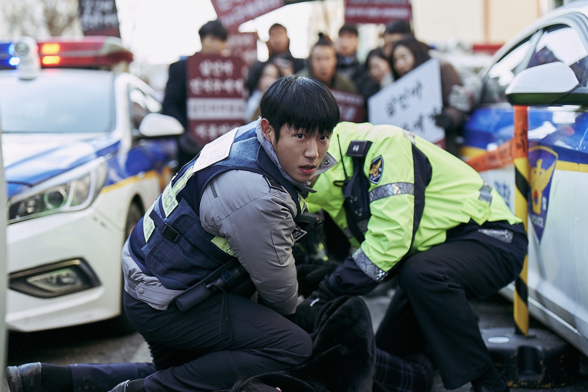 박진감 넘치는 베테랑2 스틸👮🏻‍♂️🍿

9월 13일에 개봉하는 영화 ‘베테랑2’의 1차 스틸이 공개됐습니다. 스틸만으로도 9년 만에 더 진해진 매력으로 돌아온 ‘베테랑2’의 박진감 넘치는 분위기가 느껴지는데요. 무엇보다 새로 합류한 막내 형사 박선우 역의 정해인은 열정적으로 수사에 임하는 모습을 보이며 필모그래피를 통틀어 놀라운 변신을 예고해 영화에 대한 기대감을 높였습니다. 이미지