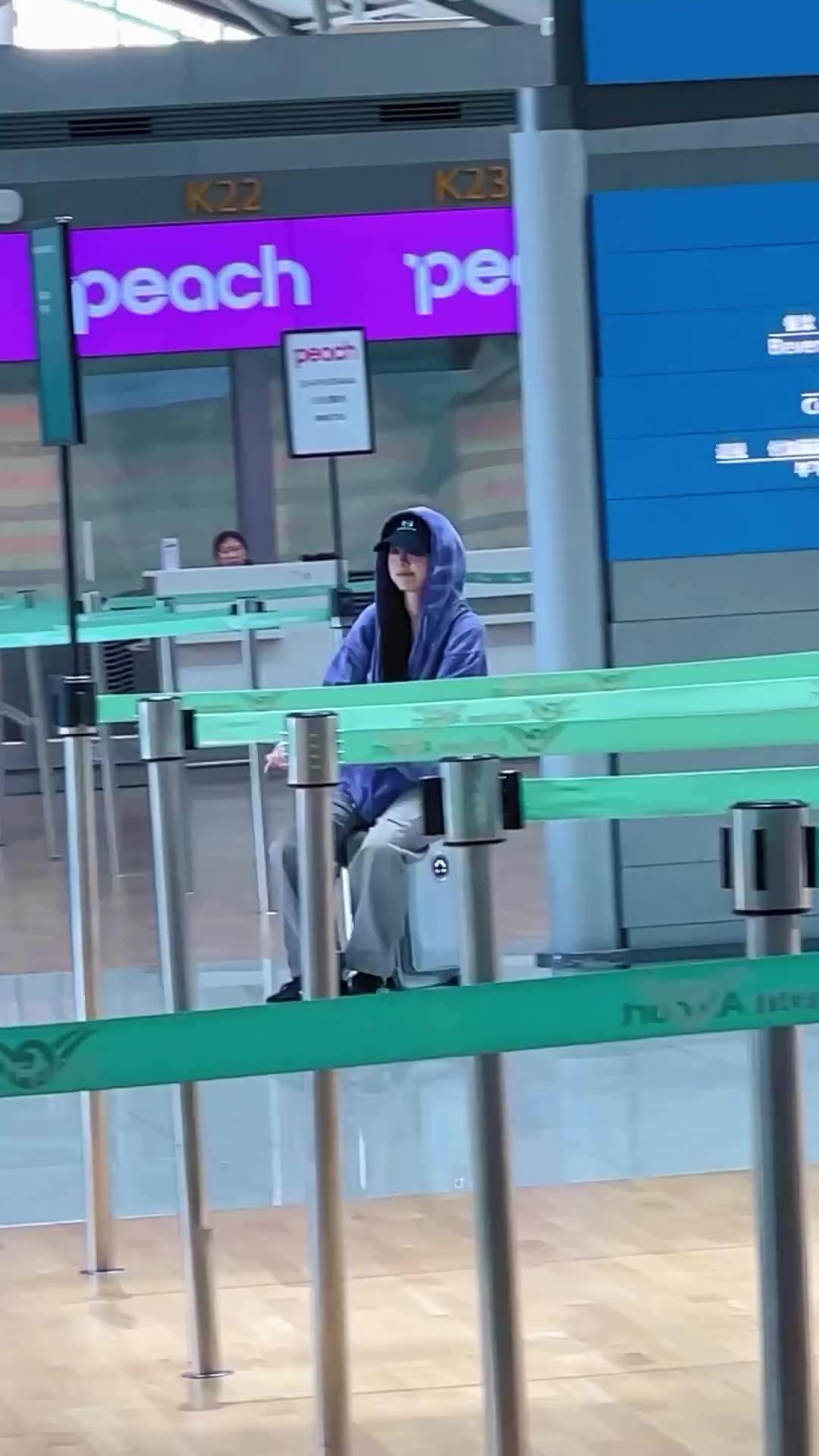 츄도 타고 다니는 에어휠 캐리어🤍
여름 휴가 때 공항에서 가볍게(?) 타고 싶음✈️🎧 이미지