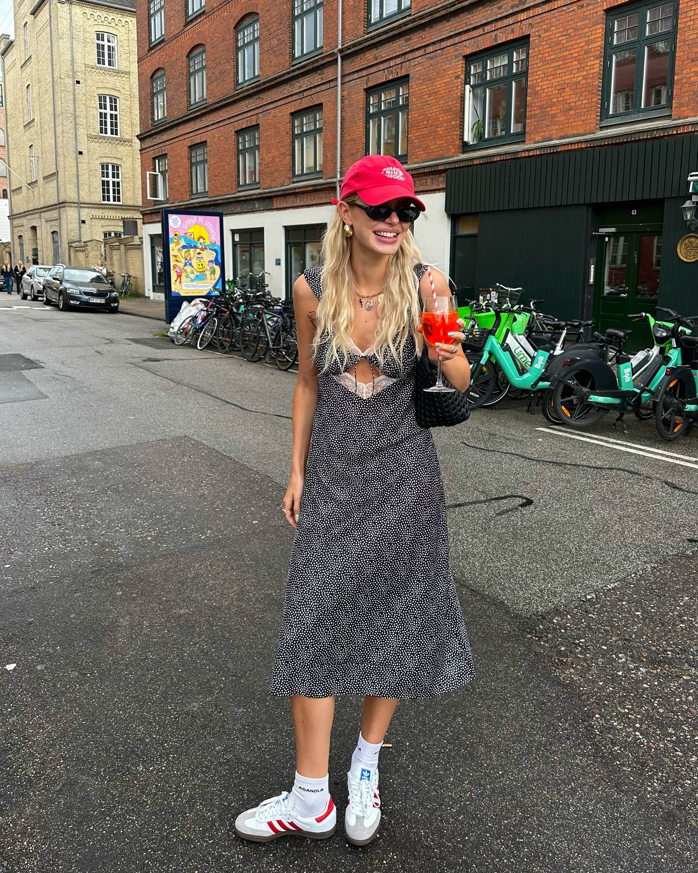 무궁무진한 여름 볼캡 활용법🧢
올여름 이렇게만 활용하세요✔️볼캡 스타일링 4가지 추천☀️

1. 볼캡 + 롱 원피스
러블리하고 페미닌한 롱 원피스와 스포티하고 캐주얼한 볼캡의 조합은 더이상 생소한 조합이 아닙니다. 두 아이템의 믹스매치로 오히려 스타일링이 더욱 힙해지죠. 이 아이템 조합에 스니커즈까지 더해보는 것도 좋습니다.

2. 볼캡 + 반팔티 + 청바지
클래식은 언제나 옳습니다. 헐렁한 반팔티, 편한 청바지, 그리고 가볍게 눌러 쓴 볼캡의 조합은 여름마다 찾게 되는 스타일링인데요. 전체적인 무드에 맞는 컬러로 조화롭게 연출하거나, 밝은 컬러의 볼캡으로 확실한 포인트를 더할 수도 있죠.

3. 볼캡 + 비키니
한창인 여름 휴가철. 물놀이 여행을 계획 중이라면 이번 휴가에서는 비키니와 함께 볼캡을 매치해 보세요. 햇빛으로부터 얼굴을 보호해줄 뿐만 아니라 쿨한 바캉스 룩을 완성시켜 줄 볼캡을 휴가 필수 아이템으로 추천합니다.

 4. 볼캡 + 오버핏 셔츠
시원하고, 또 쿨한 오버핏 셔츠에 가볍게 얹은 볼캡 스타일링으로 힙한 무드를 완성해보는 건 어떨까요? 셔츠 소매를 롤업하거나 윗단추 또는 아래단추를 풀어 무심한 스타일링을 연출하는 것도 좋은 방법입니다. 이미지