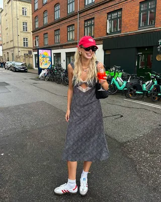 무궁무진한 여름 볼캡 활용법🧢
올여름 이렇게만 활용하세요✔️볼캡 스타일링 4가지 추천☀️
1. 볼캡 + 롱 원피스
러블리하고 페미닌한 롱 원피스와 스포티하고 캐주얼한 볼캡의 조합은 더이상 생소한 조합이 아닙니다. 두 아이템의 믹스매치로 오히려 스타일링이 더욱 힙해지죠. 이 아이템 조합에 스니커즈까지 더해보는 것도 좋습니다.
2. 볼캡 + 반팔티 + 청바지
클래식은 언제나 옳습니다. 헐렁한 반팔티, 편한 청바지, 그리고 가볍게 눌러 쓴 볼캡의 조합은 여름마다 찾게 되는 스타일링인데요. 전체적인 무드에 맞는 컬러로 조화롭게 연출하거나, 밝은 컬러의 볼캡으로 확실한 포인트를 더할 수도 있죠.
3. 볼캡 + 비키니
한창인 여름 휴가철. 물놀이 여행을 계획 중이라면 이번 휴가에서는 비키니와 함께 볼캡을 매치해 보세요. 햇빛으로부터 얼굴을 보호해줄 뿐만 아니라 쿨한 바캉스 룩을 완성시켜 줄 볼캡을 휴가 필수 아이템으로 추천합니다.
4. 볼캡 + 오버핏 셔츠
시원하고, 또 쿨한 오버핏 셔츠에 가볍게 얹은 볼캡 스타일링으로 힙한 무드를 완성해보는 건 어떨까요? 셔츠 소매를 롤업하거나 윗단추 또는 아래단추를 풀어 무심한 스타일링을 연출하는 것도 좋은 방법입니다. 이미지