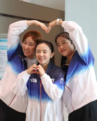 탁구 단체전 8강 경기는 오늘!🏓🩵
한국 여자 탁구 대표팀 이은혜, 전지희, 신유빈이 브라질을 꺾고 8강에 진출합니다. 지난 5일(현지 시각)에 진행된 한국과 브라질의 탁구 여자 단체 16강전에서 최종 스코어 3-1로 승리하며 8강에 진출에 성공했는데요. 이로써 한국 여자 대표팀은 오늘(6일) 오후 10시(한국 시각) 스웨덴과 8강을 치르게 되었습니다. 이미지