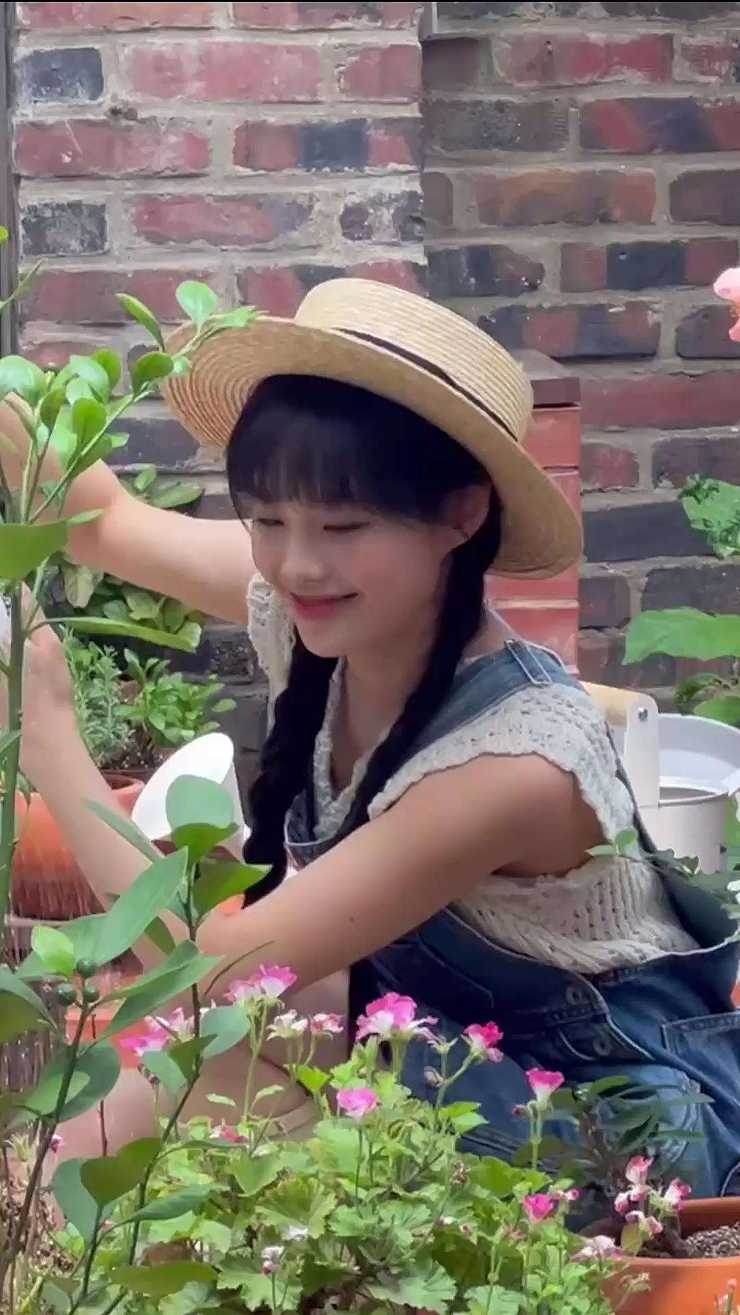 츄의 러블리 코티지 코어👒🤍
데님 오버롤에 밀짚 모자 스타일링👖양갈래로 포인트👧🏻 이미지