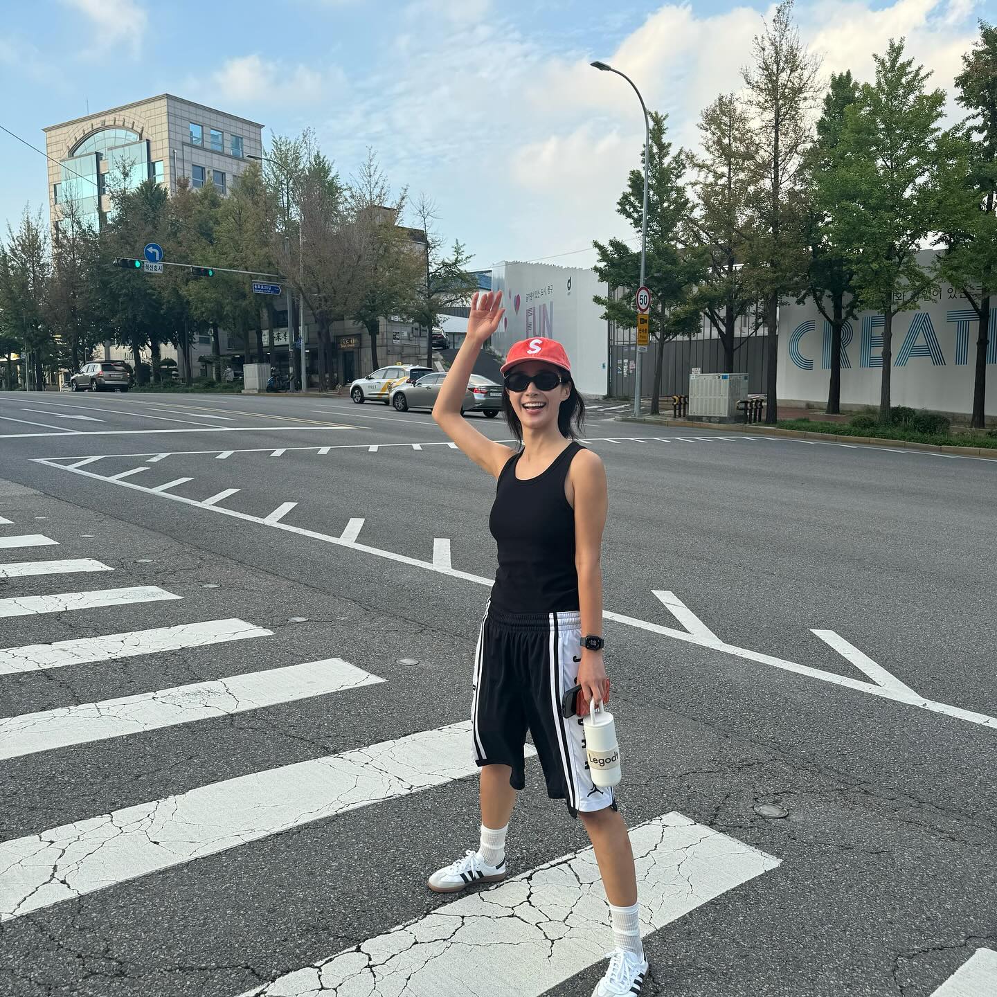 올여름 셀럽들 신발은🖤아디다스
따끈한 신상을 포함한 셀럽의 아디다스 신발 7가지@구경해🔍

1. 김수미 - 아디다스 태권도 코어 블랙 클라우드 화이트, 13만 9천 원.

2. 태연 - 아디다스 x 웨일스 보너 삼바 원더 클레이 로얄 블루, 22만 9천 원.

3. 태연 - 아디다스 삼바 OG 크림 화이트 코어 블랙, 13만 9천 원.

4. 차정원 - 아디다스 x 웨일스 보너 삼바 서플라이어 컬러 원더 화이트, 22만 9천 원.

5. 한수아 - 아디다스 아딜렛 클로그 블랙 화이트, 5만 5천 원.

6. 유리 - 아디다스 삼바 OG 클라우드 화이트, 13만 9천 원.

7. 강한나 - 아디다스 컨트리 OG 코어 블랙 클라우드 화이트, 13만 9천 원. 이미지6