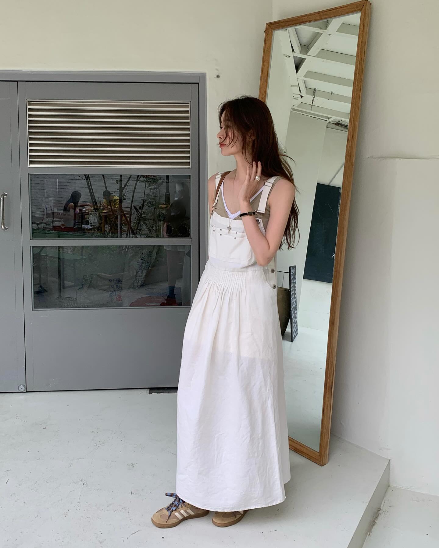 올여름 셀럽들 신발은🖤아디다스
따끈한 신상을 포함한 셀럽의 아디다스 신발 7가지@구경해🔍

1. 김수미 - 아디다스 태권도 코어 블랙 클라우드 화이트, 13만 9천 원.

2. 태연 - 아디다스 x 웨일스 보너 삼바 원더 클레이 로얄 블루, 22만 9천 원.

3. 태연 - 아디다스 삼바 OG 크림 화이트 코어 블랙, 13만 9천 원.

4. 차정원 - 아디다스 x 웨일스 보너 삼바 서플라이어 컬러 원더 화이트, 22만 9천 원.

5. 한수아 - 아디다스 아딜렛 클로그 블랙 화이트, 5만 5천 원.

6. 유리 - 아디다스 삼바 OG 클라우드 화이트, 13만 9천 원.

7. 강한나 - 아디다스 컨트리 OG 코어 블랙 클라우드 화이트, 13만 9천 원. 이미지4