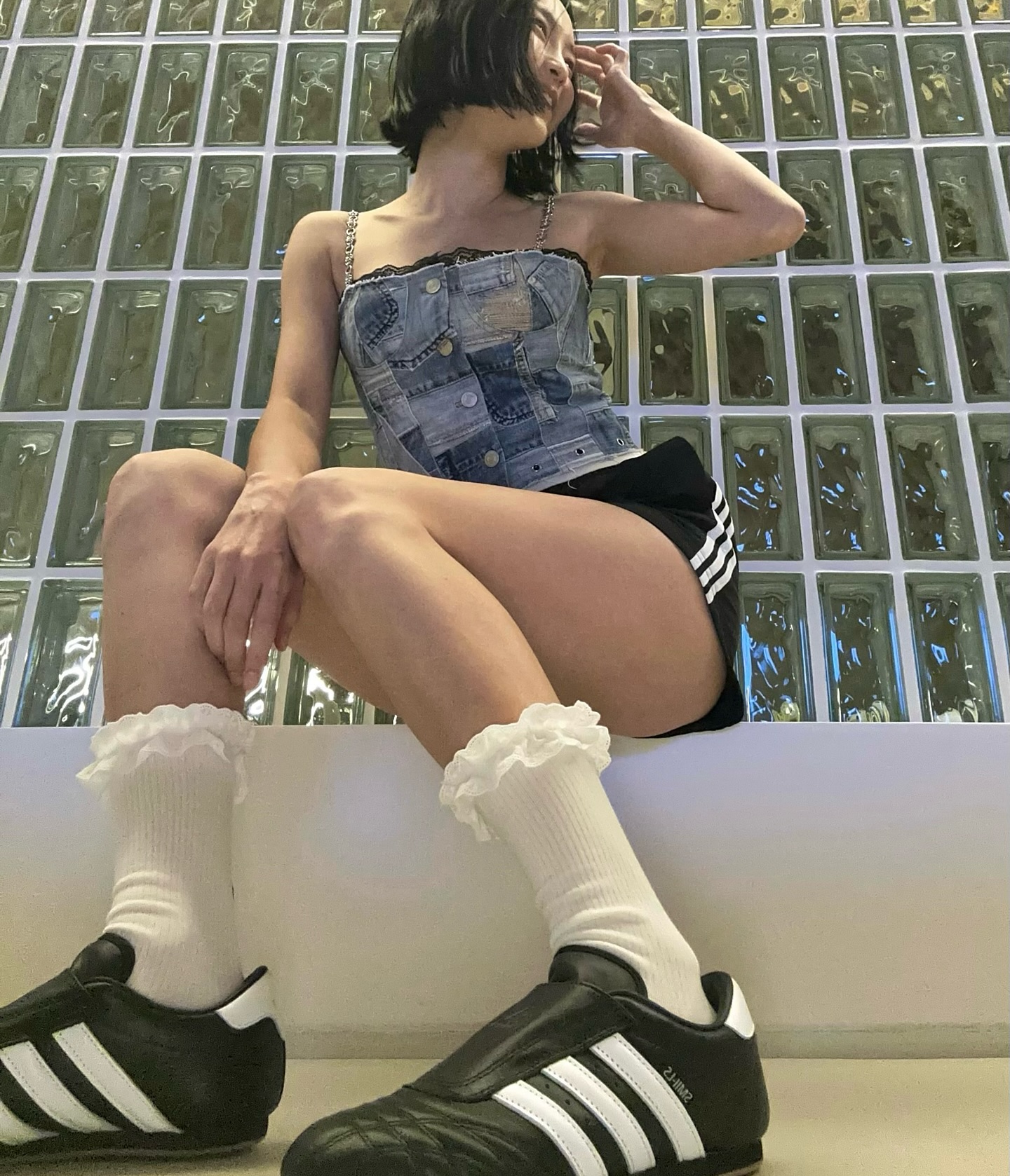 올여름 셀럽들 신발은🖤아디다스 이미지