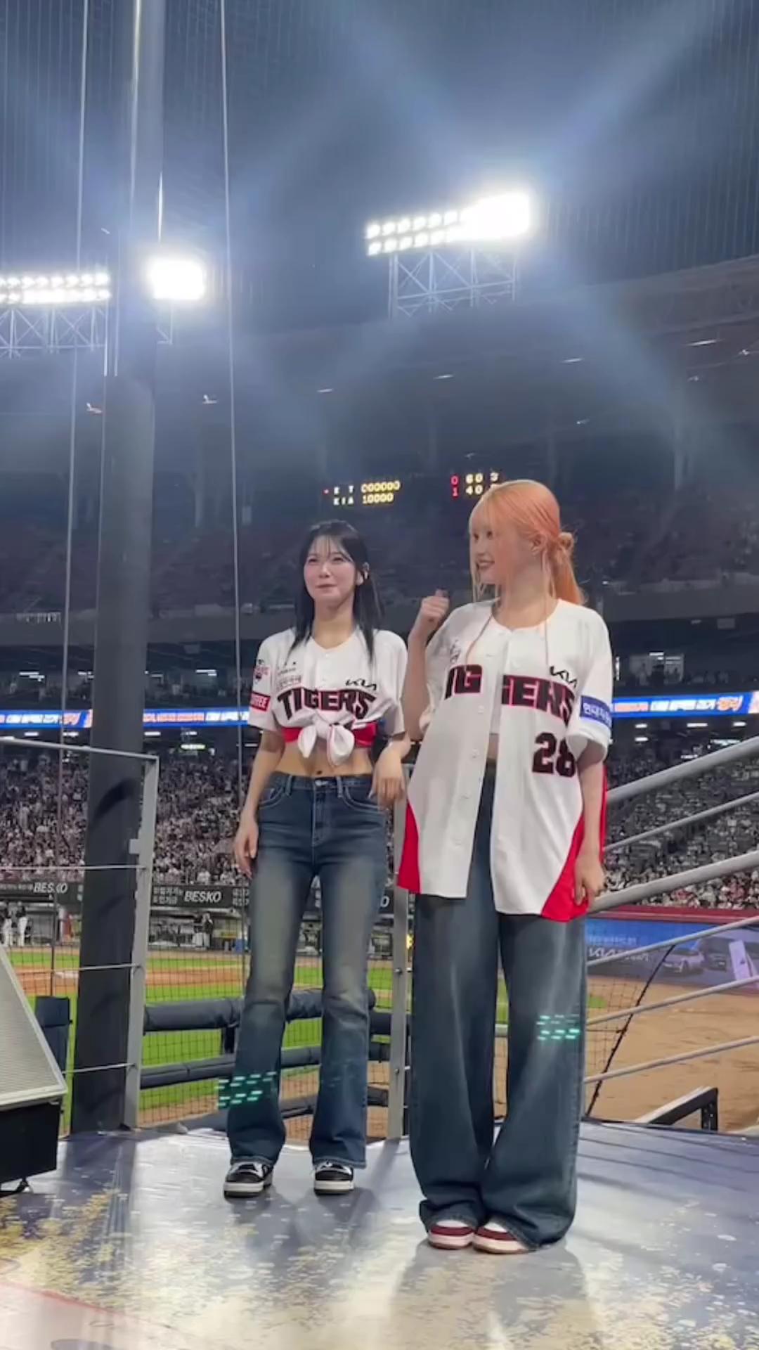프나 지헌&하영의 삐끼삐끼🐾❤️
유니폼으로 크롭룩 완성한 지헌과 오버핏 스타일링한 하영🐯 이미지