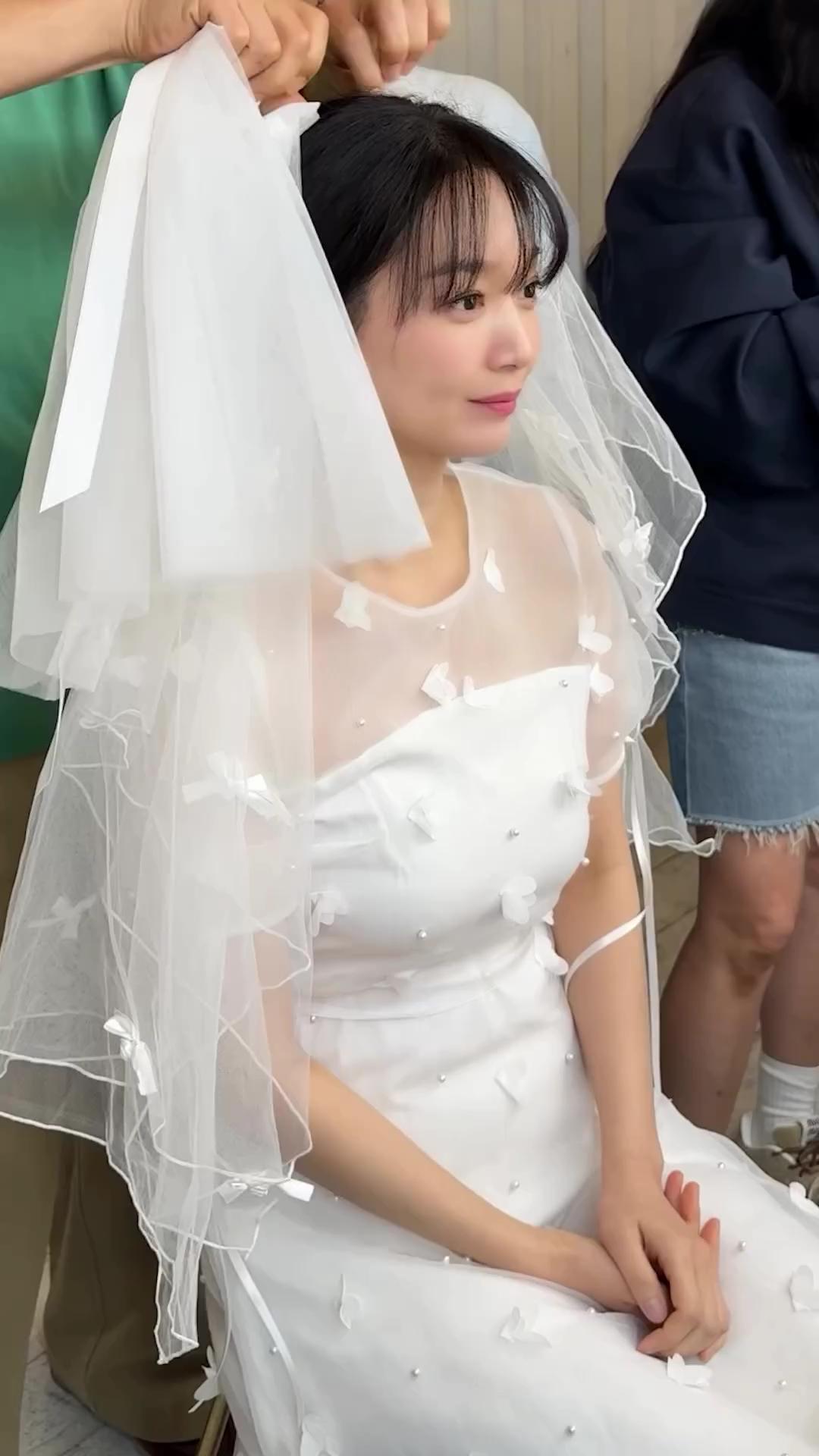 눈부신 비주얼의 신부@신민아👑
빛나는 민아 언니의 웨딩드레스 자태👰🏻✨여신 미모 이미지