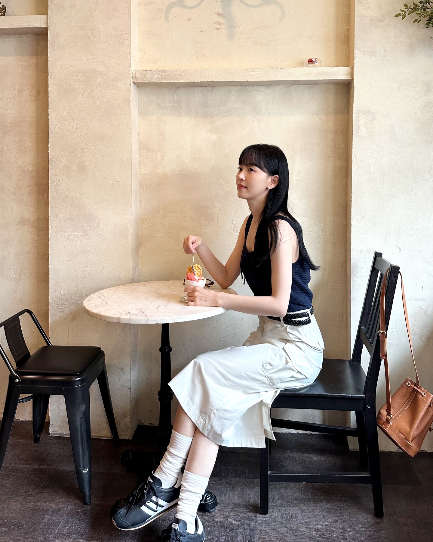 올여름 셀럽들 신발은🖤아디다스
따끈한 신상을 포함한 셀럽의 아디다스 신발 7가지@구경해🔍

1. 김수미 - 아디다스 태권도 코어 블랙 클라우드 화이트, 13만 9천 원.

2. 태연 - 아디다스 x 웨일스 보너 삼바 원더 클레이 로얄 블루, 22만 9천 원.

3. 태연 - 아디다스 삼바 OG 크림 화이트 코어 블랙, 13만 9천 원.

4. 차정원 - 아디다스 x 웨일스 보너 삼바 서플라이어 컬러 원더 화이트, 22만 9천 원.

5. 한수아 - 아디다스 아딜렛 클로그 블랙 화이트, 5만 5천 원.

6. 유리 - 아디다스 삼바 OG 클라우드 화이트, 13만 9천 원.

7. 강한나 - 아디다스 컨트리 OG 코어 블랙 클라우드 화이트, 13만 9천 원. 이미지7