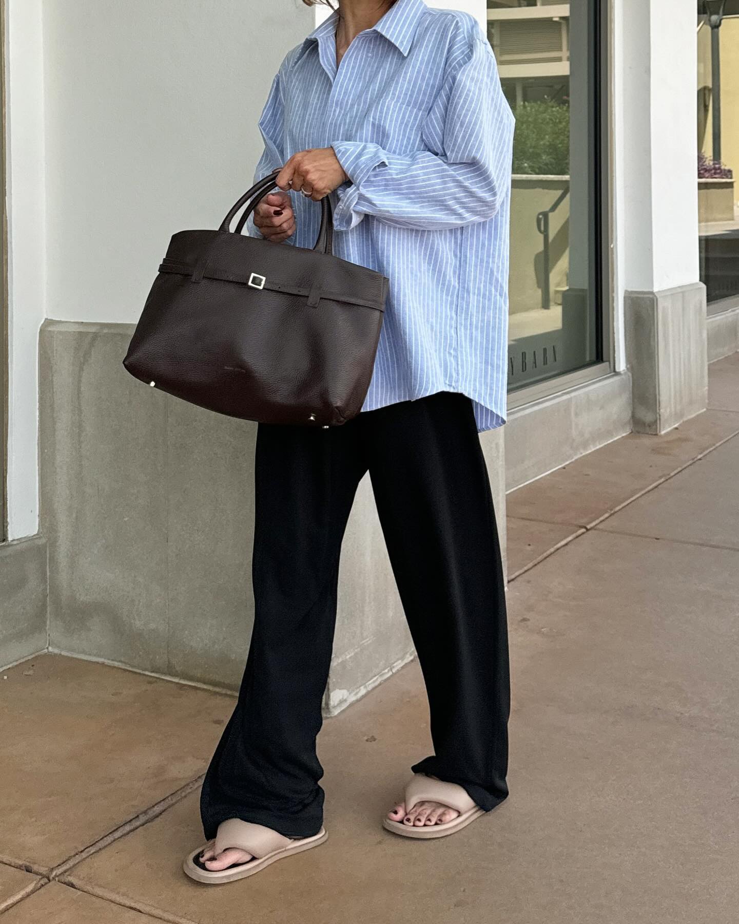 트렌디한 클래식👜마누 아뜰리에
2014년, 자매 디자이너 베스테(Beste)와 메르베(Merve)가 론칭한 터키 핸드백 브랜드 마누 아뜰리에는 장인 정신이 깃든 수공예 가방으로 유명합니다. 아버지로부터 물려받은 가죽 장인의 DNA를 바탕으로, 스웨이드, 송아지 가죽 등 최고급 소재를 사용하여 클래식하면서도 트렌디한 디자인을 선보입니다.
특히, 전면의 얇은 벨트는 마누 아뜰리에 가방의 시그니처 디자인으로, 다양한 스타일링에 포인트를 더해줍니다.
출근룩부터 데일리룩까지, 어떤 옷차림에도 세련된 분위기를 연출하고 싶다면 마누 아뜰리에 가방을 활용해 보세요. 이미지2