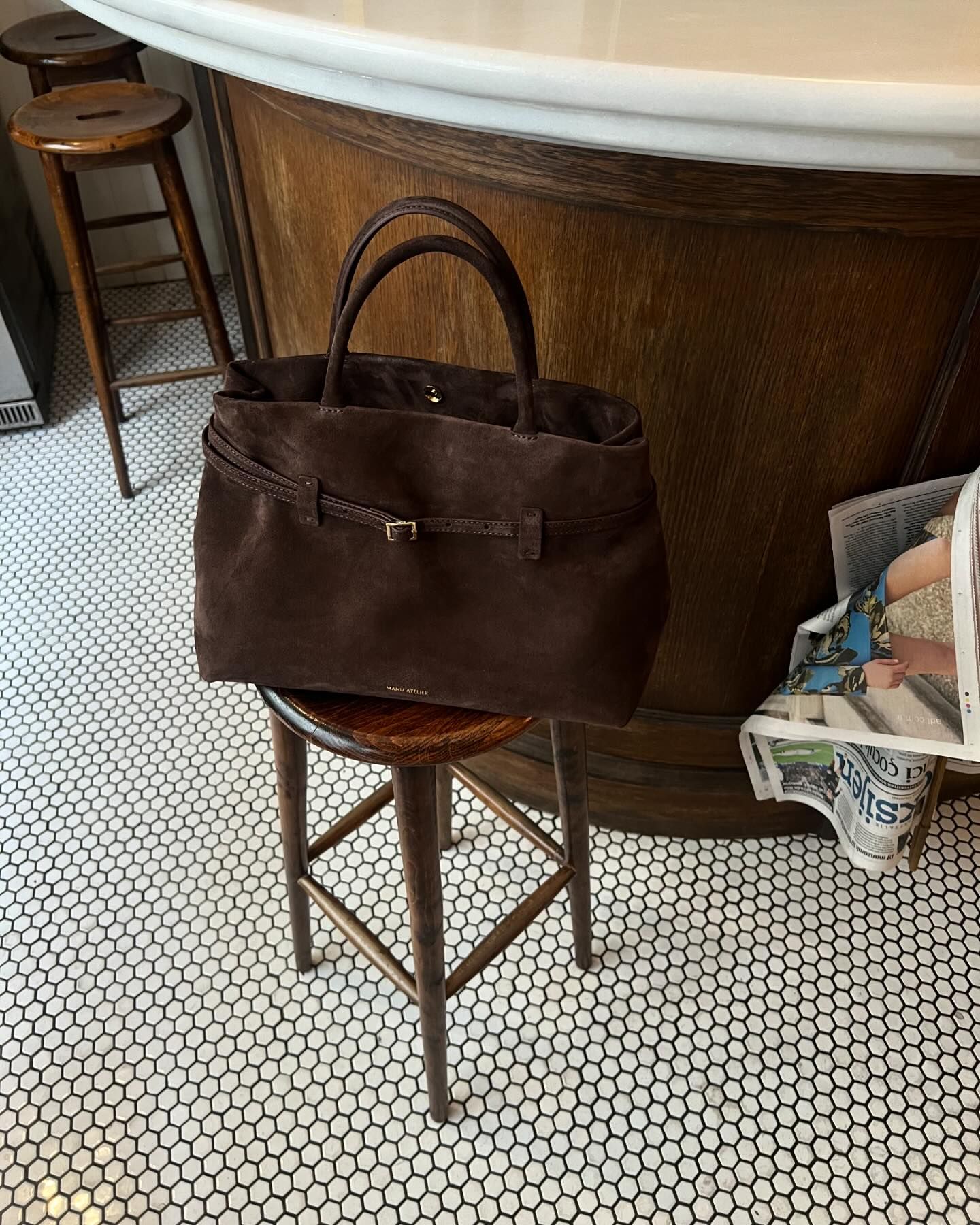 트렌디한 클래식👜마누 아뜰리에
2014년, 자매 디자이너 베스테(Beste)와 메르베(Merve)가 론칭한 터키 핸드백 브랜드 마누 아뜰리에는 장인 정신이 깃든 수공예 가방으로 유명합니다. 아버지로부터 물려받은 가죽 장인의 DNA를 바탕으로, 스웨이드, 송아지 가죽 등 최고급 소재를 사용하여 클래식하면서도 트렌디한 디자인을 선보입니다.
특히, 전면의 얇은 벨트는 마누 아뜰리에 가방의 시그니처 디자인으로, 다양한 스타일링에 포인트를 더해줍니다.
출근룩부터 데일리룩까지, 어떤 옷차림에도 세련된 분위기를 연출하고 싶다면 마누 아뜰리에 가방을 활용해 보세요. 이미지3