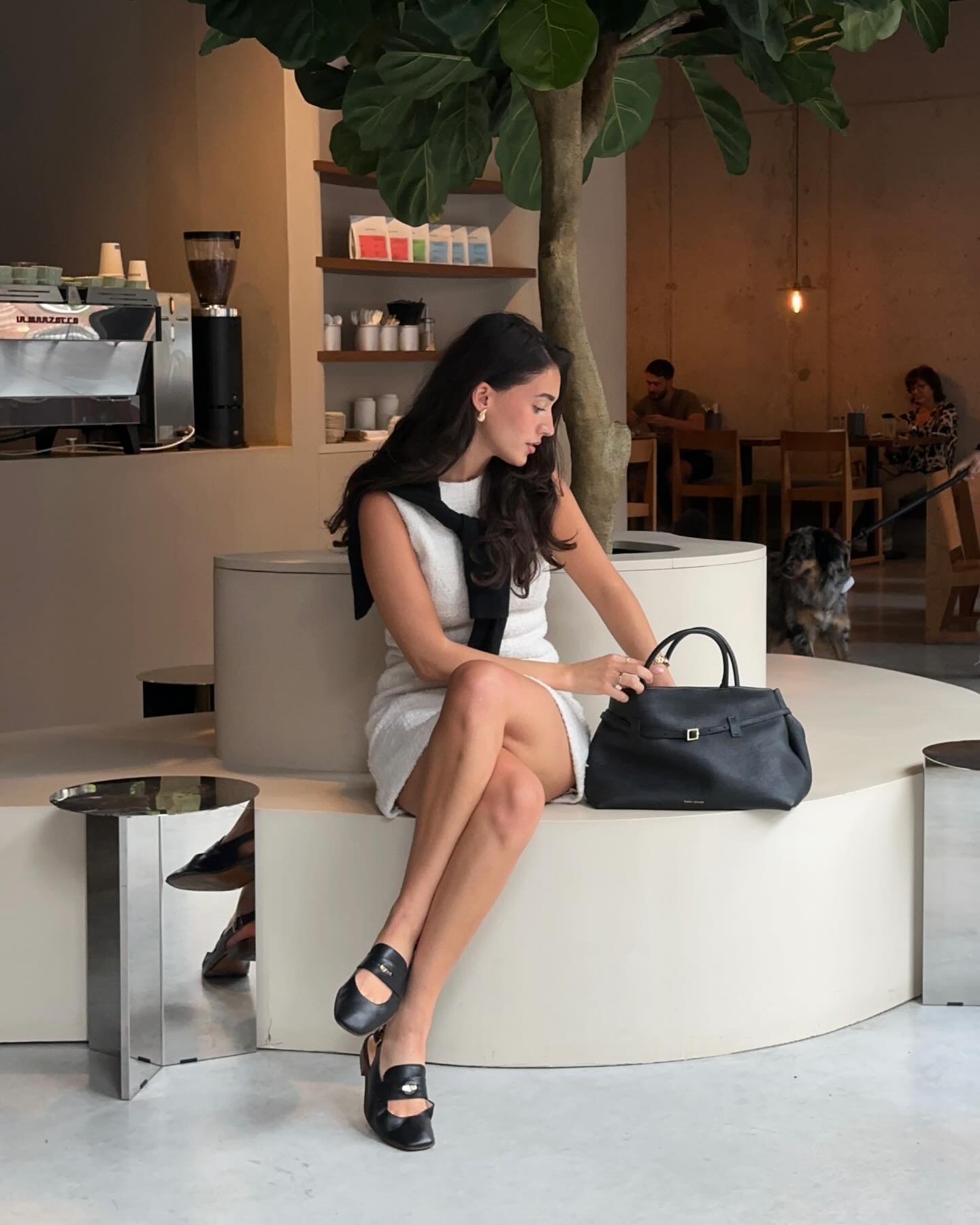 트렌디한 클래식👜마누 아뜰리에
2014년, 자매 디자이너 베스테(Beste)와 메르베(Merve)가 론칭한 터키 핸드백 브랜드 마누 아뜰리에는 장인 정신이 깃든 수공예 가방으로 유명합니다. 아버지로부터 물려받은 가죽 장인의 DNA를 바탕으로, 스웨이드, 송아지 가죽 등 최고급 소재를 사용하여 클래식하면서도 트렌디한 디자인을 선보입니다.
특히, 전면의 얇은 벨트는 마누 아뜰리에 가방의 시그니처 디자인으로, 다양한 스타일링에 포인트를 더해줍니다.
출근룩부터 데일리룩까지, 어떤 옷차림에도 세련된 분위기를 연출하고 싶다면 마누 아뜰리에 가방을 활용해 보세요. 이미지6