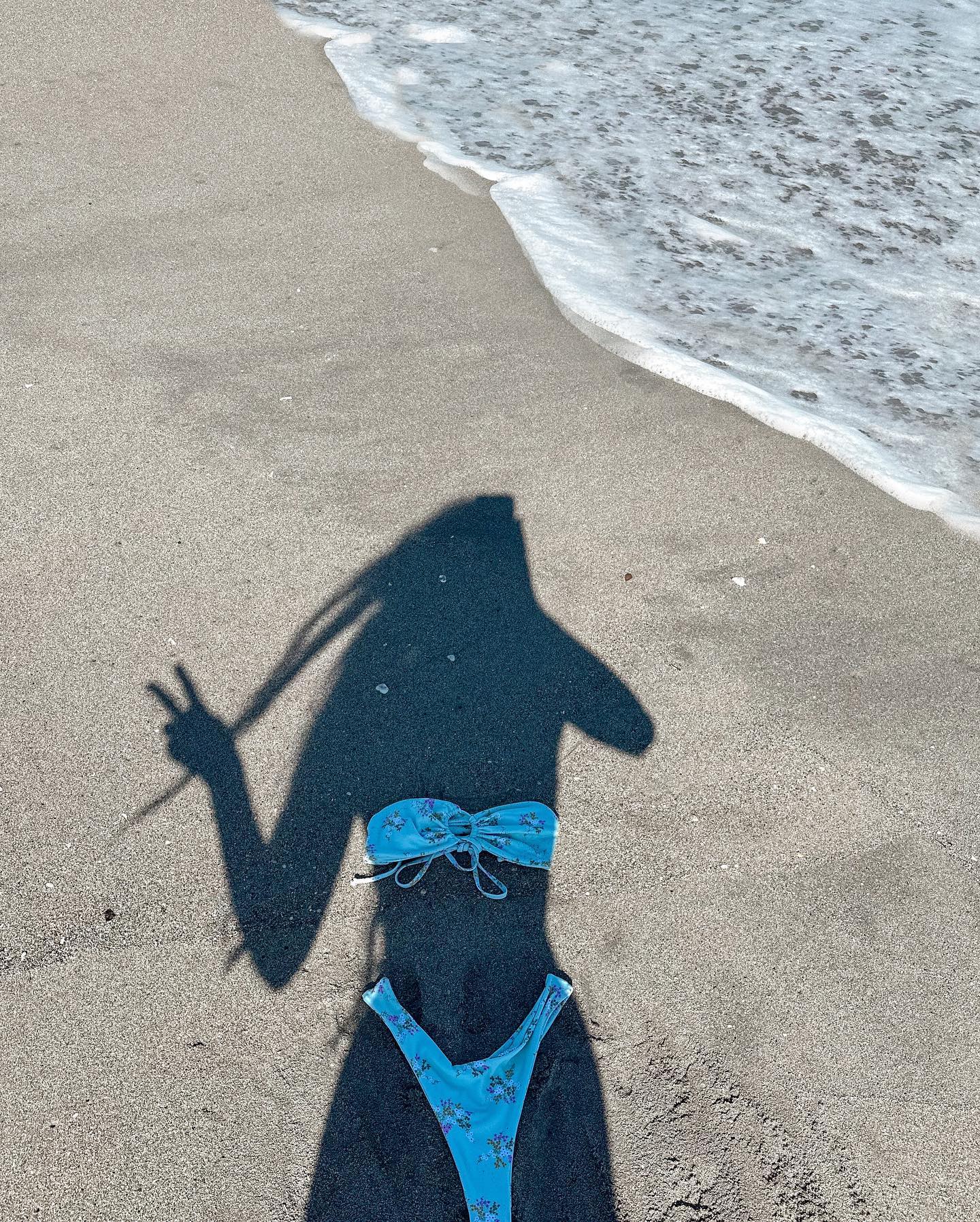 휴가 가서 찍기 좋은 사진 모음🏝️
이번 여행에서 인스타에 올리기 좋은 인생샷 건져 @따라하자🍉

1. 선크림으로 스마일 뒤태샷
강한 햇빛 아래에서 선크림은 필수죠. 선크림으로 등이나 어깨에 귀여운 스마일을 그리고 찍는 뒤태샷을 남겨보세요. 크로아티아에서 휴가를 즐기는 배우 조수민의 인스타그램에서도 확인할 수 있었던 인증샷입니다. 

2. 모래밭에서 그림자샷
흔한 그림자샷은 NO! 수영복과 조개로 장식한 특별한 그림자샷을 찍어보세요. 검은 그림자에 수영복 컬러가 강조되고 영상처럼 조개 스커트를 만들어 입은 것 같은 느낌도 연출할 수 있습니다. 

3. 조개 자랑샷
바닷가에서 예쁜 조개들을 모아 허벅지 위에 가지런히 올려놓고 찍는 인증샷은 독특하면서도 아름다운 추억을 담을 수 있는 방법이에요. 

4. 요시고샷
에메랄드빛 투명한 바다에서 둥둥 떠있는 사진을 찍어보세요! 유명 사진작가 요시고의 대표 작품과 비슷한 무드를 낼 수 있어 인기입니다. 

5. 비키니 입고 하늘샷
바다와 함께 찍는 비키니샷은 흔하죠? 조금 더 특별한 사진을 원한다면, 파란 하늘을 배경으로 아래에서 위로 찍어보는 건 어떨까요? 시원한 하늘과 함께라면 더욱 청량하고 아름다운 인생샷을 건질 수 있답니다.  이미지3