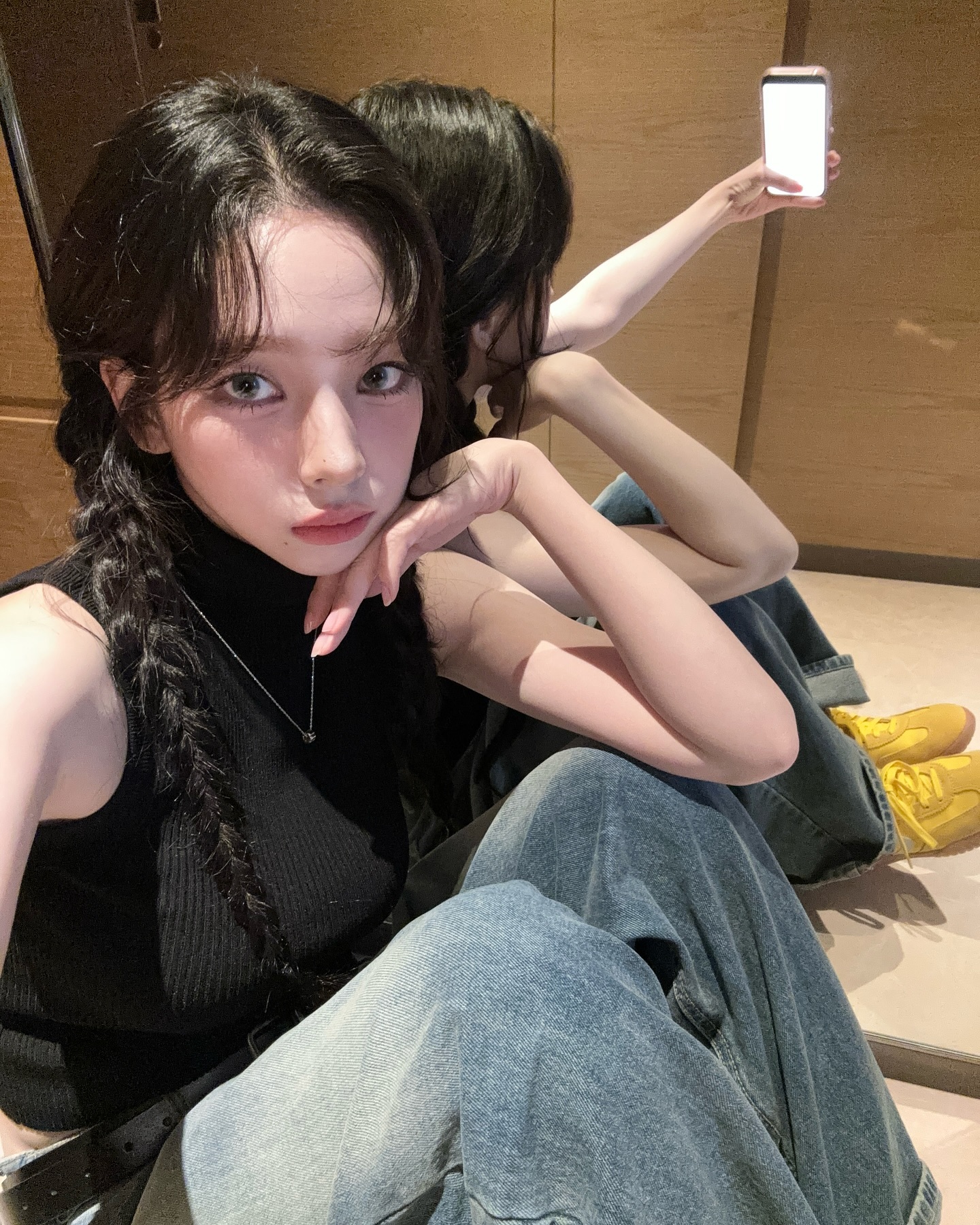 취향별로 갈리는 카리나 헤어🙍🏻‍♀️🖤
난 4번째..💜 이미지