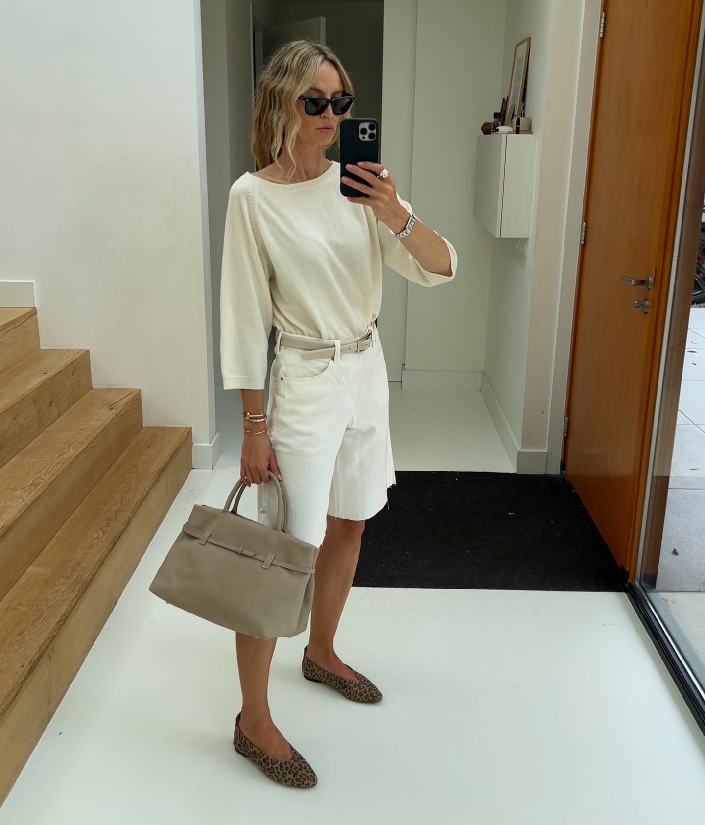 트렌디한 클래식👜마누 아뜰리에
2014년, 자매 디자이너 베스테(Beste)와 메르베(Merve)가 론칭한 터키 핸드백 브랜드 마누 아뜰리에는 장인 정신이 깃든 수공예 가방으로 유명합니다. 아버지로부터 물려받은 가죽 장인의 DNA를 바탕으로, 스웨이드, 송아지 가죽 등 최고급 소재를 사용하여 클래식하면서도 트렌디한 디자인을 선보입니다.
특히, 전면의 얇은 벨트는 마누 아뜰리에 가방의 시그니처 디자인으로, 다양한 스타일링에 포인트를 더해줍니다.
출근룩부터 데일리룩까지, 어떤 옷차림에도 세련된 분위기를 연출하고 싶다면 마누 아뜰리에 가방을 활용해 보세요. 이미지5