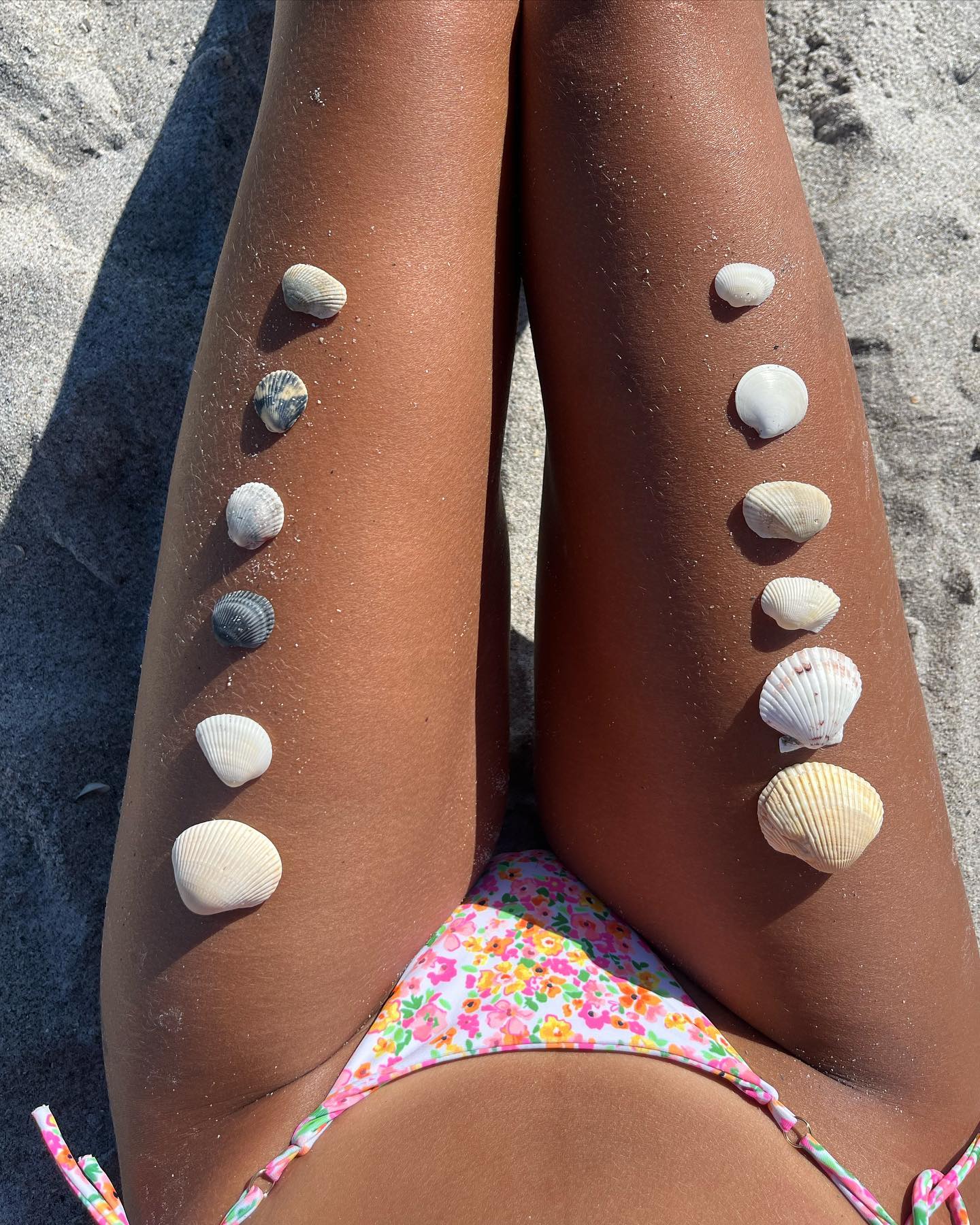 휴가 가서 찍기 좋은 사진 모음🏝️
이번 여행에서 인스타에 올리기 좋은 인생샷 건져 @따라하자🍉

1. 선크림으로 스마일 뒤태샷
강한 햇빛 아래에서 선크림은 필수죠. 선크림으로 등이나 어깨에 귀여운 스마일을 그리고 찍는 뒤태샷을 남겨보세요. 크로아티아에서 휴가를 즐기는 배우 조수민의 인스타그램에서도 확인할 수 있었던 인증샷입니다. 

2. 모래밭에서 그림자샷
흔한 그림자샷은 NO! 수영복과 조개로 장식한 특별한 그림자샷을 찍어보세요. 검은 그림자에 수영복 컬러가 강조되고 영상처럼 조개 스커트를 만들어 입은 것 같은 느낌도 연출할 수 있습니다. 

3. 조개 자랑샷
바닷가에서 예쁜 조개들을 모아 허벅지 위에 가지런히 올려놓고 찍는 인증샷은 독특하면서도 아름다운 추억을 담을 수 있는 방법이에요. 

4. 요시고샷
에메랄드빛 투명한 바다에서 둥둥 떠있는 사진을 찍어보세요! 유명 사진작가 요시고의 대표 작품과 비슷한 무드를 낼 수 있어 인기입니다. 

5. 비키니 입고 하늘샷
바다와 함께 찍는 비키니샷은 흔하죠? 조금 더 특별한 사진을 원한다면, 파란 하늘을 배경으로 아래에서 위로 찍어보는 건 어떨까요? 시원한 하늘과 함께라면 더욱 청량하고 아름다운 인생샷을 건질 수 있답니다.  이미지6