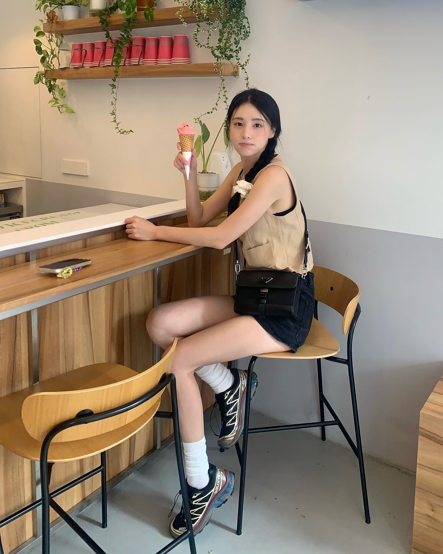 셀럽들은 살로몬 운동화 신는다👟
새로운 포인트 운동화를 찾는다면 셀럽들 발끝을 주목하세요🔍

1. 주지아 - 살로몬 XT-6 블랙 팔콘, 26만 원.

2. 강민경 - 살로몬 X-Alp LTR 퓨터 빈티지 카키, 29만 원.

3. 윤승아 - 살로몬 x 샌디 리앙 스피드크로스 3 리본, 24만 원.

4. 이효리 - 살로몬 X 울트라 360 GTX 블랙 마그넷 콰이어트쉐이드, 23만 원.

5. 박소담 - 살로몬 x MM6 메종 마르지엘라 XT-4 뮬 블랙, 58만 8천 원.

6. 이시영 - 살로몬 x MM6 메종 마르지엘라 XT-4 뮬 트랜스패런트 옐로우 셰일, 58만 8천 원.

7. 이청아 - 살로몬 XT-4 OG 카본 셀라돈 그린, 28만 원.

8. 엄지원 - 살로몬 XA 프로 3D 바닐라 아이스, 22만 5천 원. 이미지