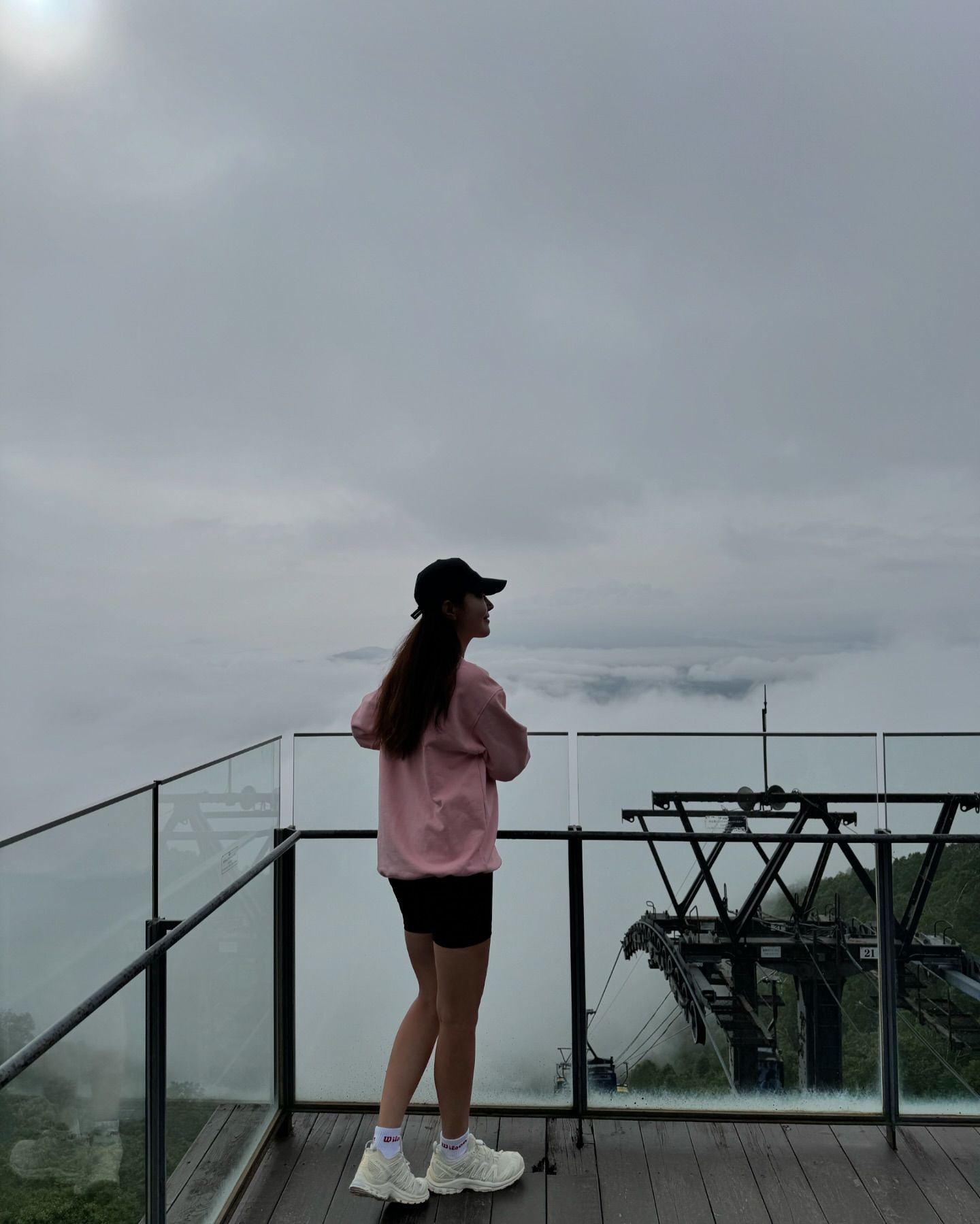 셀럽들은 살로몬 운동화 신는다👟
새로운 포인트 운동화를 찾는다면 셀럽들 발끝을 주목하세요🔍

1. 주지아 - 살로몬 XT-6 블랙 팔콘, 26만 원.

2. 강민경 - 살로몬 X-Alp LTR 퓨터 빈티지 카키, 29만 원.

3. 윤승아 - 살로몬 x 샌디 리앙 스피드크로스 3 리본, 24만 원.

4. 이효리 - 살로몬 X 울트라 360 GTX 블랙 마그넷 콰이어트쉐이드, 23만 원.

5. 박소담 - 살로몬 x MM6 메종 마르지엘라 XT-4 뮬 블랙, 58만 8천 원.

6. 이시영 - 살로몬 x MM6 메종 마르지엘라 XT-4 뮬 트랜스패런트 옐로우 셰일, 58만 8천 원.

7. 이청아 - 살로몬 XT-4 OG 카본 셀라돈 그린, 28만 원.

8. 엄지원 - 살로몬 XA 프로 3D 바닐라 아이스, 22만 5천 원. 이미지