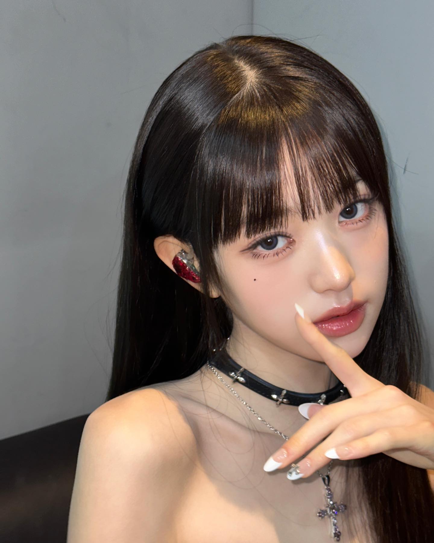 점까지 탐나는 셀럽들의 매력점🖤
요즘은 드러내는 게 대세! 자꾸만 시선이 가는 미인점 위치📍✨

1. 카리나, 채영: 입술 근처점
입술 근처에 있는 점은 입술로 시선이 가게 만들어 포인트가 되면서 이미지로는 퇴폐적이고 관능적인 매력을 더해 독보적인 아우라를 연출해 주는 위치입니다. 또 턱 위치에서 여백을 채워주기 때문에 턱이 갸름해 보이는 효과도 있습니다. 

2. 장원영, 김유정: 눈 밑점
예전에는 눈밑점을 눈물점이라고 해서 눈물을 흘릴 일이 많다고 해 일부러 없애는 경우도 많았습니다. 하지만 최근에는 이런 눈밑점이 미인점으로 급부상하며 다양한 매력을 더해주고 있는데요. 신비로운 눈빛에 점이 더해져 아련한 매력이 느껴져 인기가 많은 위치입니다. 

3. 한소희, 신예은: 코점
코점은 고소영, 김희선, 전지현 등 대표적인 미인들의 매력점으로 알려져 있습니다. 코점은 도도하면서 우아한 분위기를 더해주고 얼굴 가운데에서 시선을 집중시키며, 코선을 강조해 콧대를 예뻐 보이게 하는 효과가 있습니다. 또 관상학적으로도 재물과 인기를 모을 수 있는 점으로 꼽힙니다. 

4. 아이유, 윈터: 볼점
볼은 얼굴에서 가장 여백이 많은 부위로 볼에 점이 있으면 여백을 채워줘서 중안부가 짧아 보이고 더 갸름해 보이는 효과가 있습니다. 또 메이크업에 따라 새침하고 도도한 매력부터 귀여운 매력을 준다는 특징이 있습니다. 

5. 제니, 슬기: 눈썹 밑점
눈썹 아래 점은 눈가로 시선을 모아 인상에 또렷함이 생기는 효과가 있습니다. 시선이 눈으로 쏠리면서 눈매가 더 깊어 보이고 우아한 이미지를 느끼게 해 주죠. 슬기의 매력적인 무쌍 눈과 제니의 고양이 눈매를 강조하는 역할을 합니다.  이미지