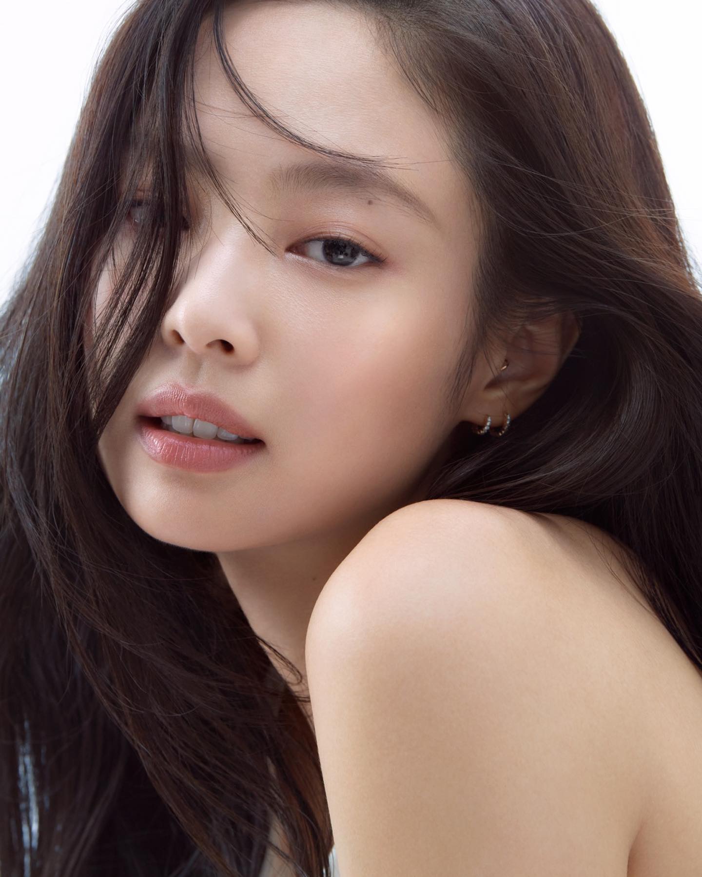 점까지 탐나는 셀럽들의 매력점🖤
요즘은 드러내는 게 대세! 자꾸만 시선이 가는 미인점 위치📍✨

1. 카리나, 채영: 입술 근처점
입술 근처에 있는 점은 입술로 시선이 가게 만들어 포인트가 되면서 이미지로는 퇴폐적이고 관능적인 매력을 더해 독보적인 아우라를 연출해 주는 위치입니다. 또 턱 위치에서 여백을 채워주기 때문에 턱이 갸름해 보이는 효과도 있습니다. 

2. 장원영, 김유정: 눈 밑점
예전에는 눈밑점을 눈물점이라고 해서 눈물을 흘릴 일이 많다고 해 일부러 없애는 경우도 많았습니다. 하지만 최근에는 이런 눈밑점이 미인점으로 급부상하며 다양한 매력을 더해주고 있는데요. 신비로운 눈빛에 점이 더해져 아련한 매력이 느껴져 인기가 많은 위치입니다. 

3. 한소희, 신예은: 코점
코점은 고소영, 김희선, 전지현 등 대표적인 미인들의 매력점으로 알려져 있습니다. 코점은 도도하면서 우아한 분위기를 더해주고 얼굴 가운데에서 시선을 집중시키며, 코선을 강조해 콧대를 예뻐 보이게 하는 효과가 있습니다. 또 관상학적으로도 재물과 인기를 모을 수 있는 점으로 꼽힙니다. 

4. 아이유, 윈터: 볼점
볼은 얼굴에서 가장 여백이 많은 부위로 볼에 점이 있으면 여백을 채워줘서 중안부가 짧아 보이고 더 갸름해 보이는 효과가 있습니다. 또 메이크업에 따라 새침하고 도도한 매력부터 귀여운 매력을 준다는 특징이 있습니다. 

5. 제니, 슬기: 눈썹 밑점
눈썹 아래 점은 눈가로 시선을 모아 인상에 또렷함이 생기는 효과가 있습니다. 시선이 눈으로 쏠리면서 눈매가 더 깊어 보이고 우아한 이미지를 느끼게 해 주죠. 슬기의 매력적인 무쌍 눈과 제니의 고양이 눈매를 강조하는 역할을 합니다.  이미지