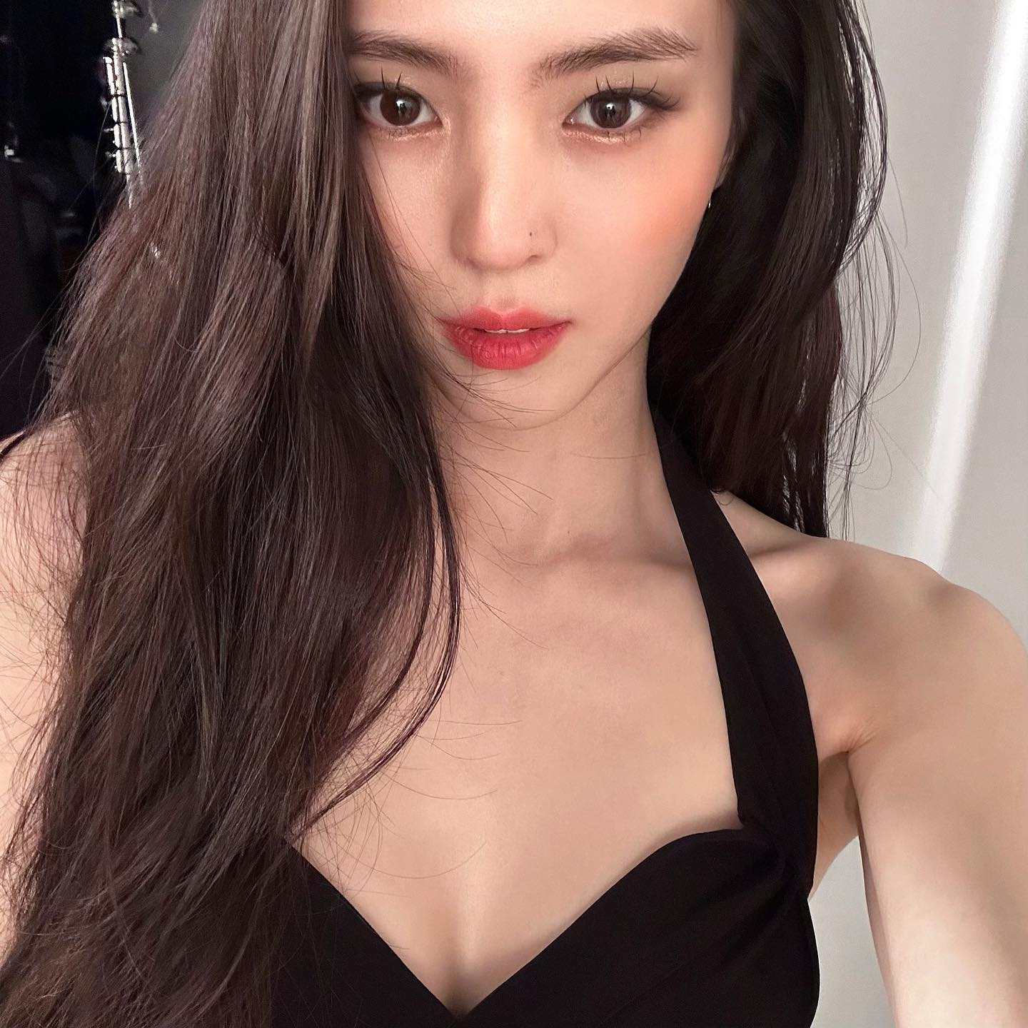 점까지 탐나는 셀럽들의 매력점🖤
요즘은 드러내는 게 대세! 자꾸만 시선이 가는 미인점 위치📍✨

1. 카리나, 채영: 입술 근처점
입술 근처에 있는 점은 입술로 시선이 가게 만들어 포인트가 되면서 이미지로는 퇴폐적이고 관능적인 매력을 더해 독보적인 아우라를 연출해 주는 위치입니다. 또 턱 위치에서 여백을 채워주기 때문에 턱이 갸름해 보이는 효과도 있습니다. 

2. 장원영, 김유정: 눈 밑점
예전에는 눈밑점을 눈물점이라고 해서 눈물을 흘릴 일이 많다고 해 일부러 없애는 경우도 많았습니다. 하지만 최근에는 이런 눈밑점이 미인점으로 급부상하며 다양한 매력을 더해주고 있는데요. 신비로운 눈빛에 점이 더해져 아련한 매력이 느껴져 인기가 많은 위치입니다. 

3. 한소희, 신예은: 코점
코점은 고소영, 김희선, 전지현 등 대표적인 미인들의 매력점으로 알려져 있습니다. 코점은 도도하면서 우아한 분위기를 더해주고 얼굴 가운데에서 시선을 집중시키며, 코선을 강조해 콧대를 예뻐 보이게 하는 효과가 있습니다. 또 관상학적으로도 재물과 인기를 모을 수 있는 점으로 꼽힙니다. 

4. 아이유, 윈터: 볼점
볼은 얼굴에서 가장 여백이 많은 부위로 볼에 점이 있으면 여백을 채워줘서 중안부가 짧아 보이고 더 갸름해 보이는 효과가 있습니다. 또 메이크업에 따라 새침하고 도도한 매력부터 귀여운 매력을 준다는 특징이 있습니다. 

5. 제니, 슬기: 눈썹 밑점
눈썹 아래 점은 눈가로 시선을 모아 인상에 또렷함이 생기는 효과가 있습니다. 시선이 눈으로 쏠리면서 눈매가 더 깊어 보이고 우아한 이미지를 느끼게 해 주죠. 슬기의 매력적인 무쌍 눈과 제니의 고양이 눈매를 강조하는 역할을 합니다.  이미지
